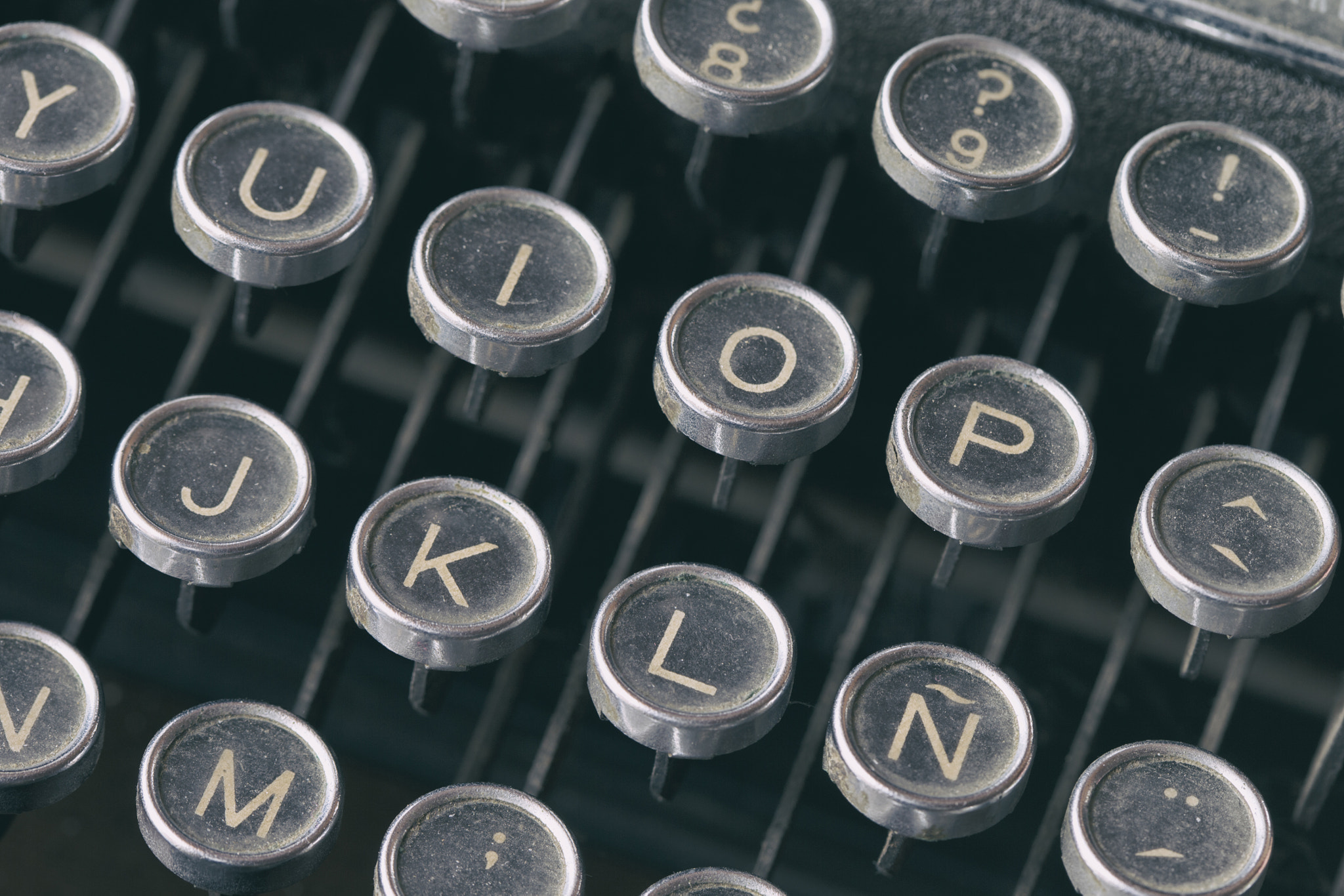 Canon EF 100mm F2.8 Macro USM sample photo. Close-up keyboard of typing machine photography