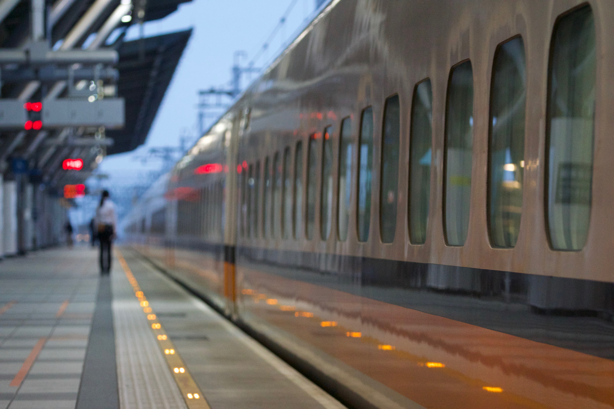 Sony FE 70-200mm F4 G OSS sample photo. Train is leaving photography