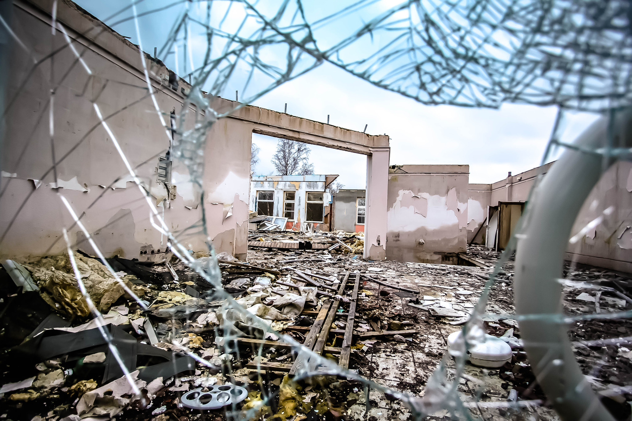 Canon EF-S 10-22mm F3.5-4.5 USM sample photo. Broken glass photography