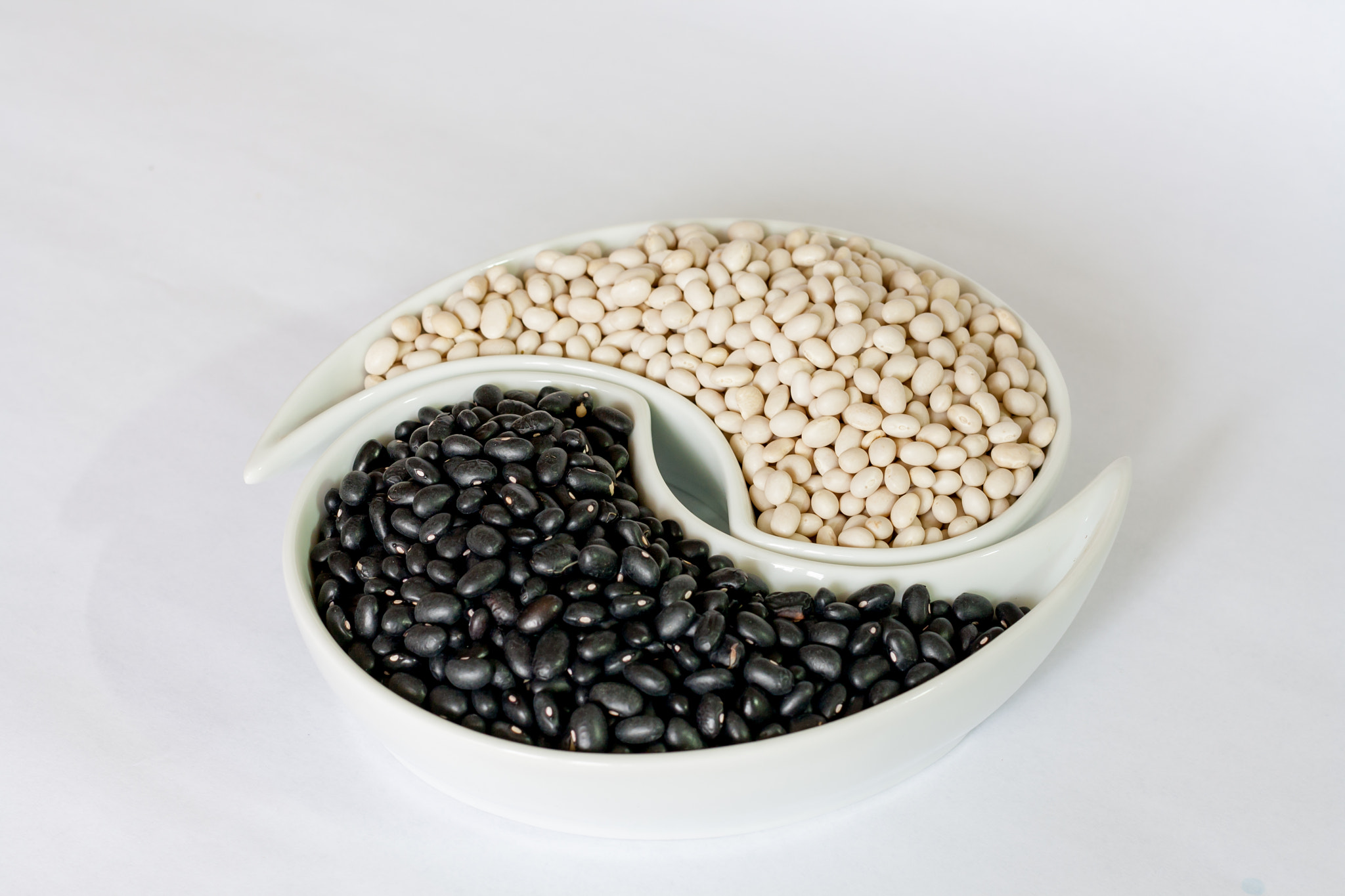 Canon EOS 1000D (EOS Digital Rebel XS / EOS Kiss F) sample photo. Black and white beans (yin yang) photography