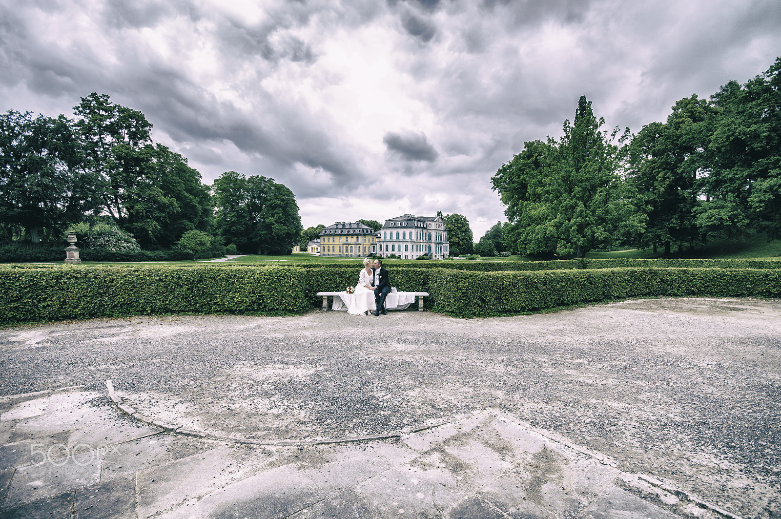 Sigma 10-20mm F4-5.6 EX DC HSM sample photo. Hochzeitspaar vorm schloss photography