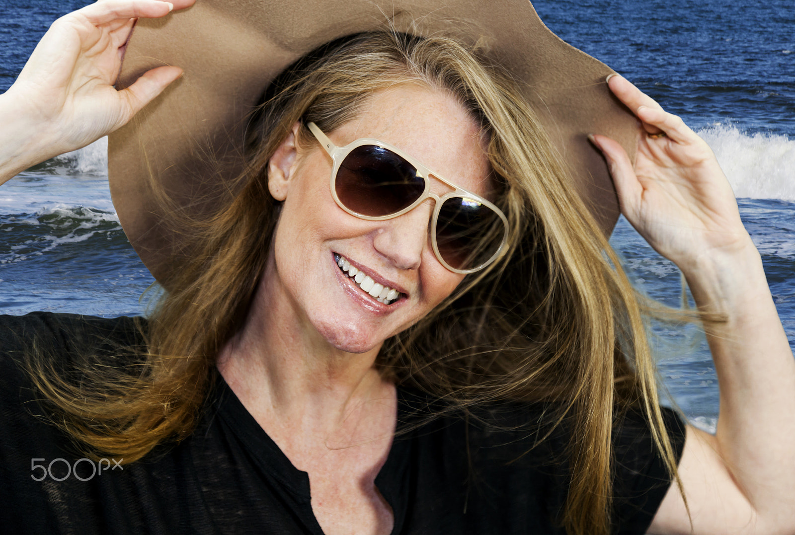 EF75-300mm f/4-5.6 sample photo. At the beach with hat and shades photography
