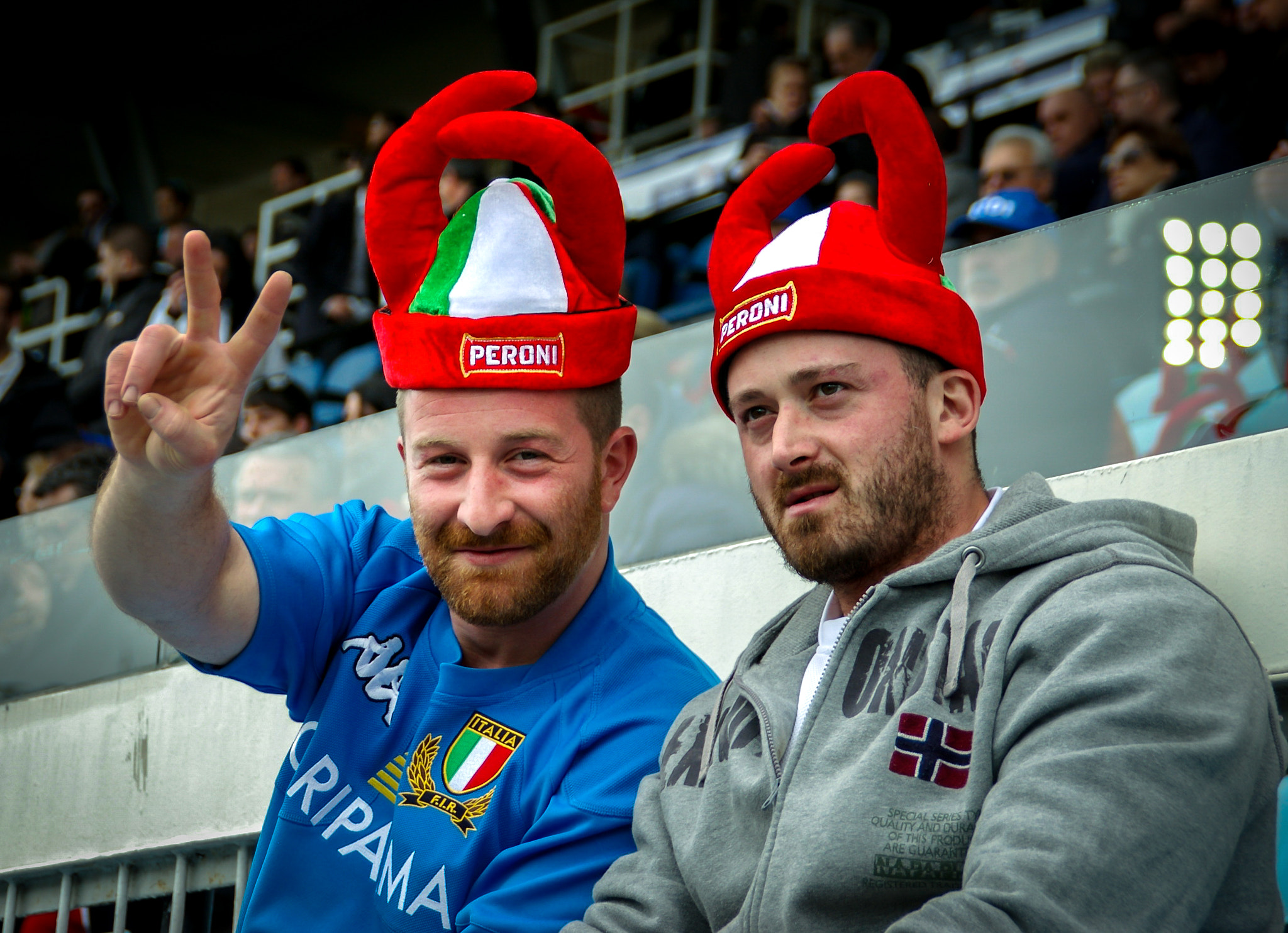 Tamron AF 18-200mm F3.5-6.3 XR Di II LD Aspherical (IF) Macro sample photo. Les jumeaux supporters... photography