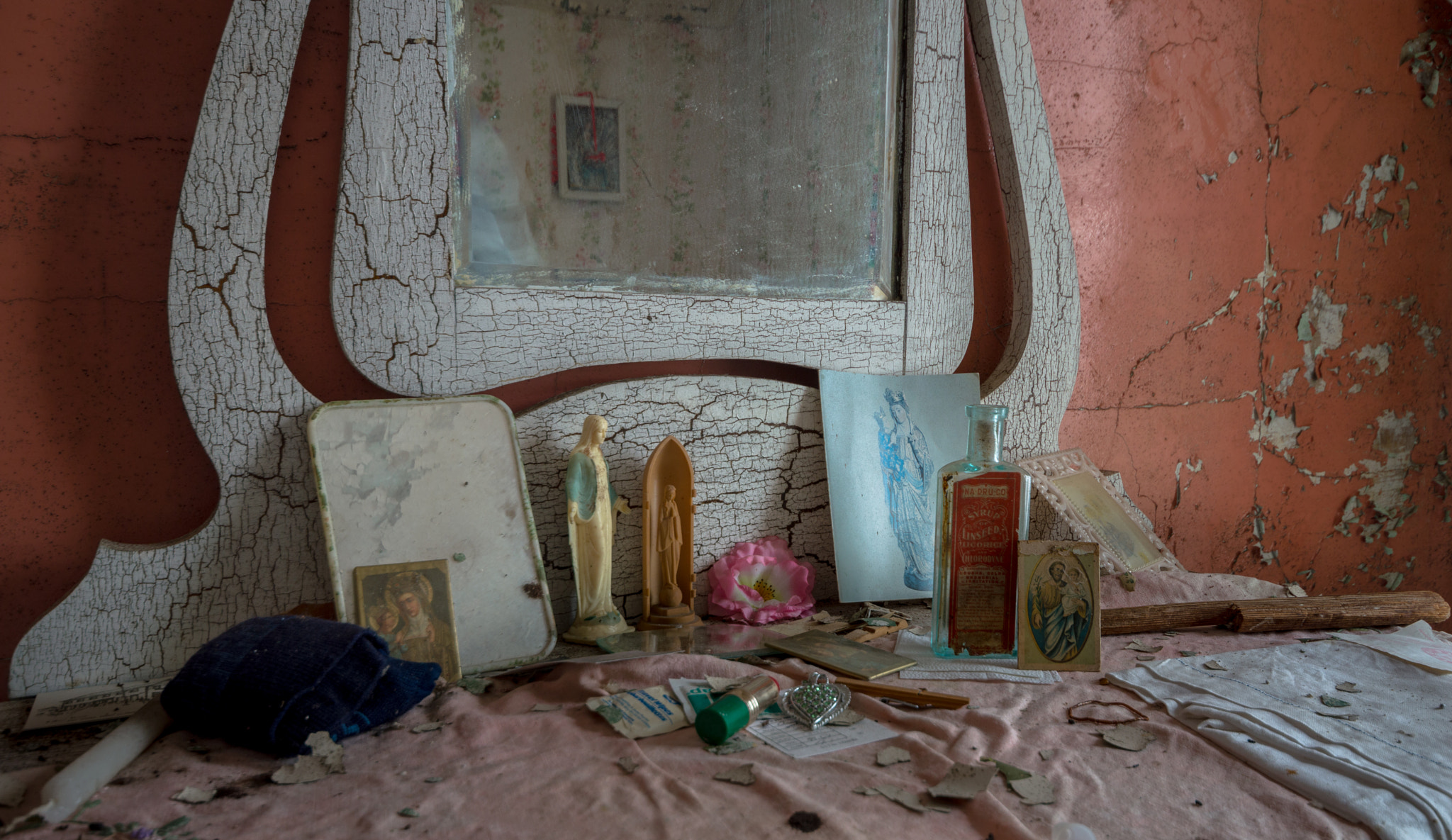 Sigma 10-20mm F4-5.6 EX DC HSM sample photo. Dresser close up abandoned house photography