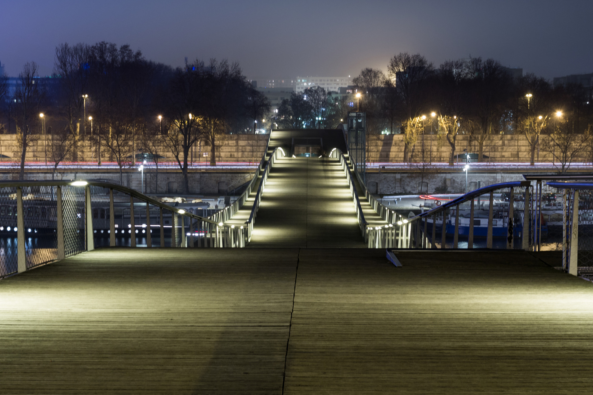 Canon EOS 700D (EOS Rebel T5i / EOS Kiss X7i) + Sigma 17-70mm F2.8-4 DC Macro OS HSM sample photo. Passerelle simone-de-beauvoir photography