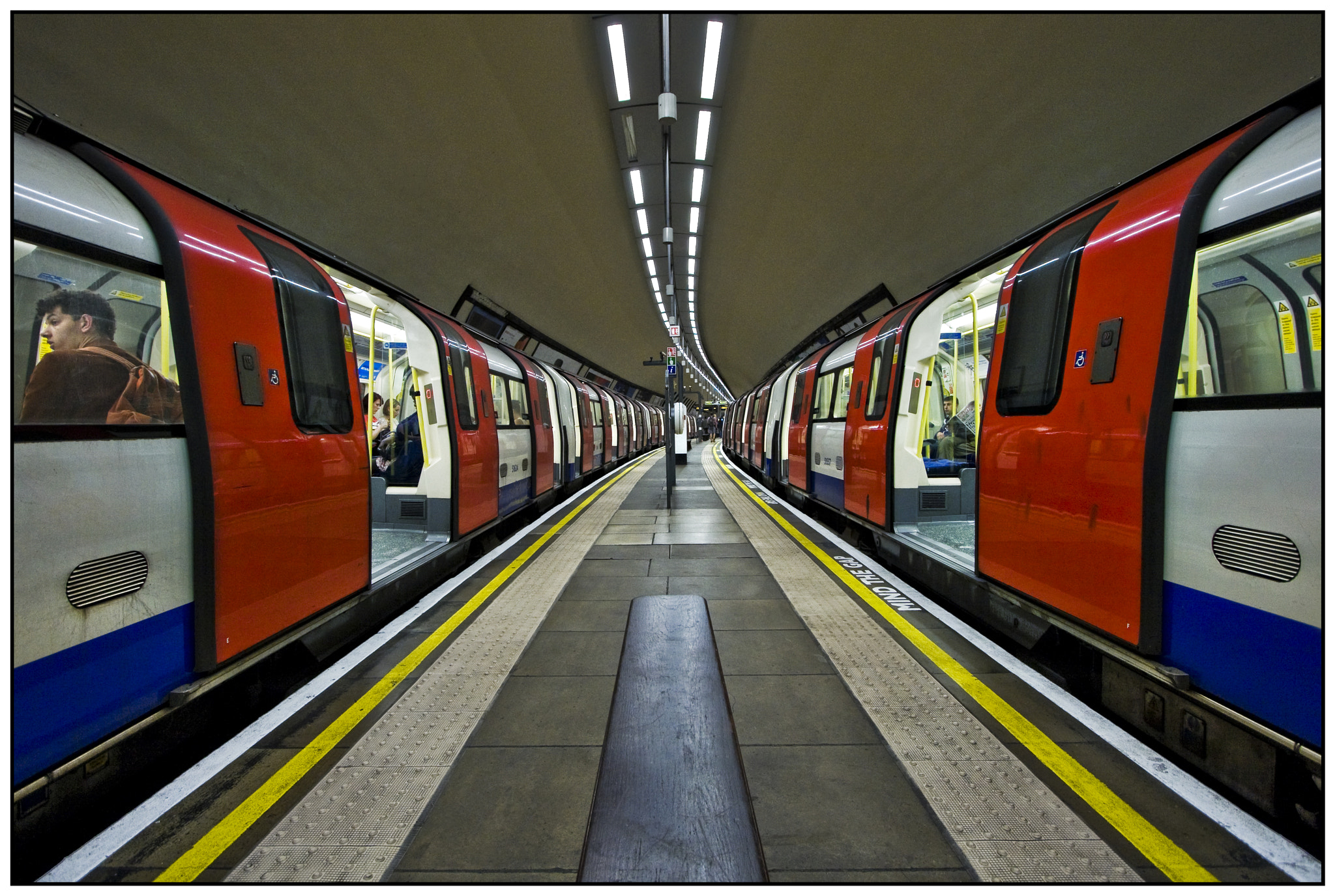 Canon EF-S 10-22mm F3.5-4.5 USM sample photo. Northern line, underground, london. photography