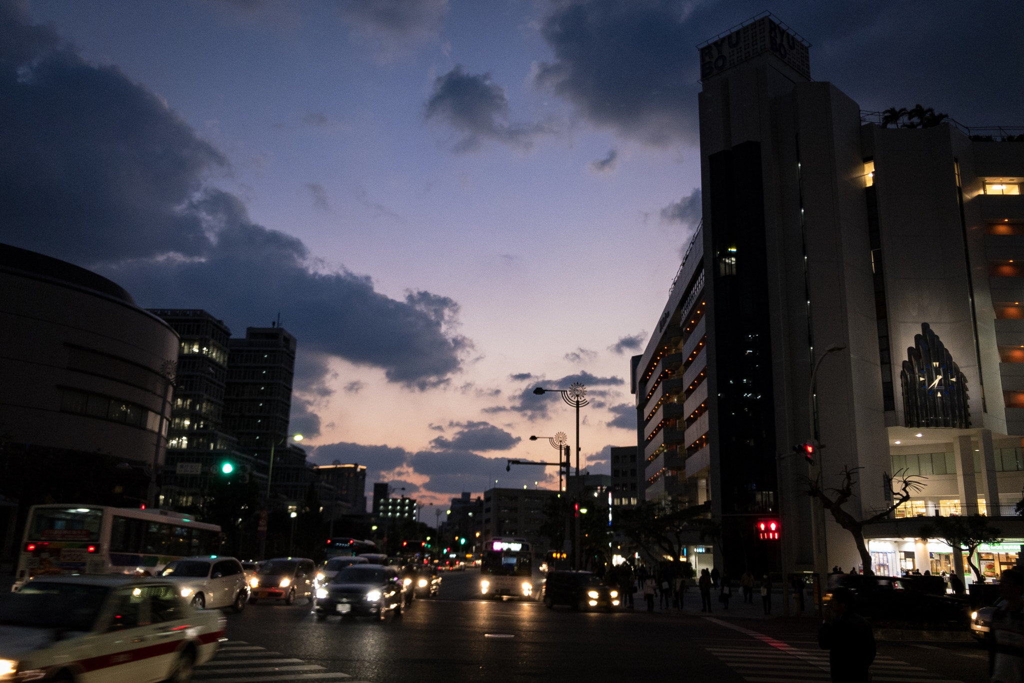 iPhone 7 Plus back camera 3.99mm f/1.8 sample photo. 国際通り入り口）スクランブル交差点 photography