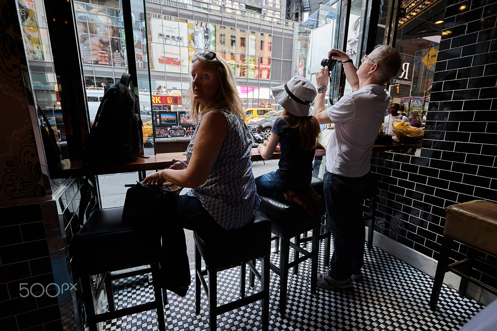 Canon EF-S 10-22mm F3.5-4.5 USM sample photo. Bar on the avenue photography