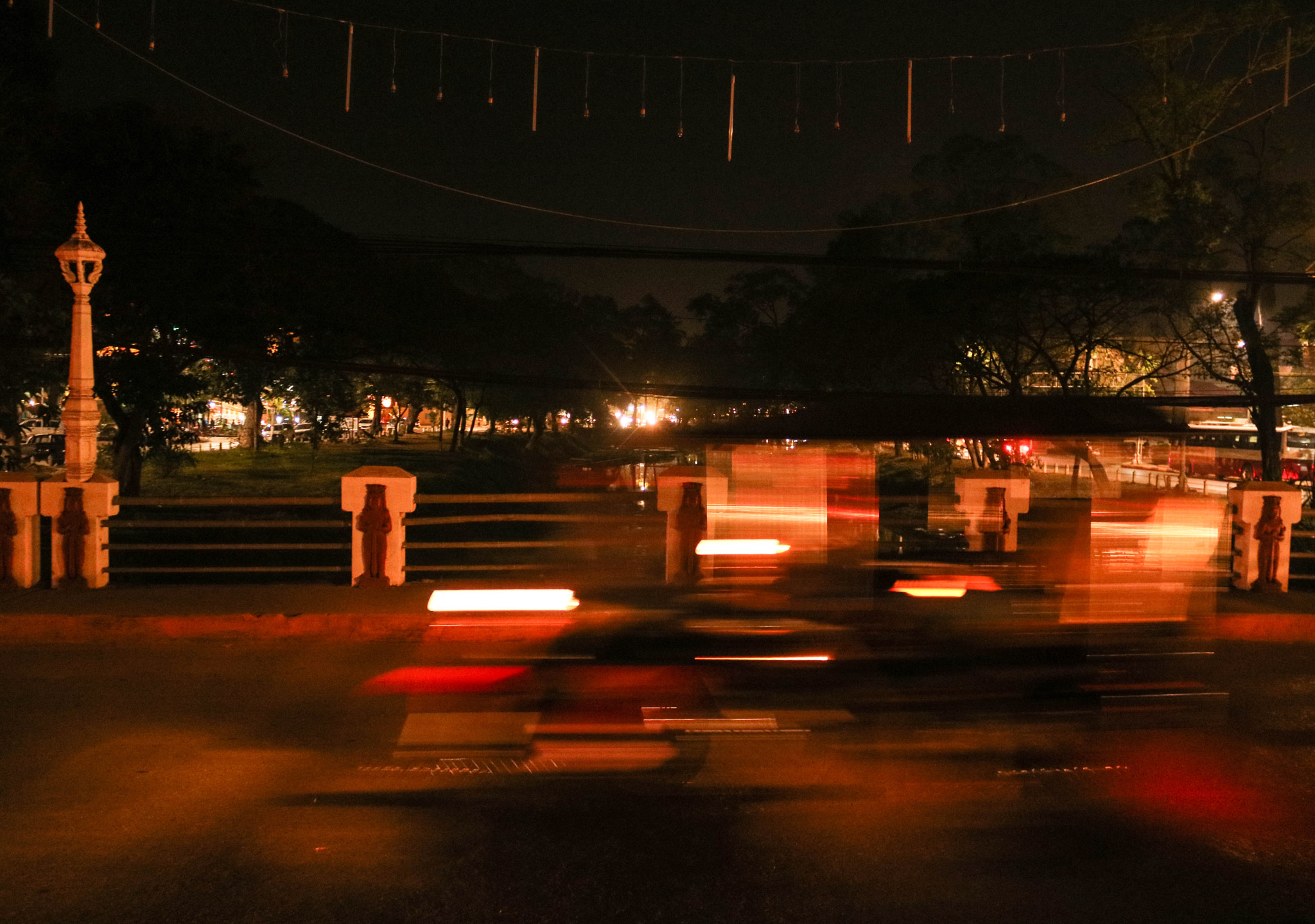 Canon EOS 760D (EOS Rebel T6s / EOS 8000D) sample photo. Tuk tuk whizzing past photography