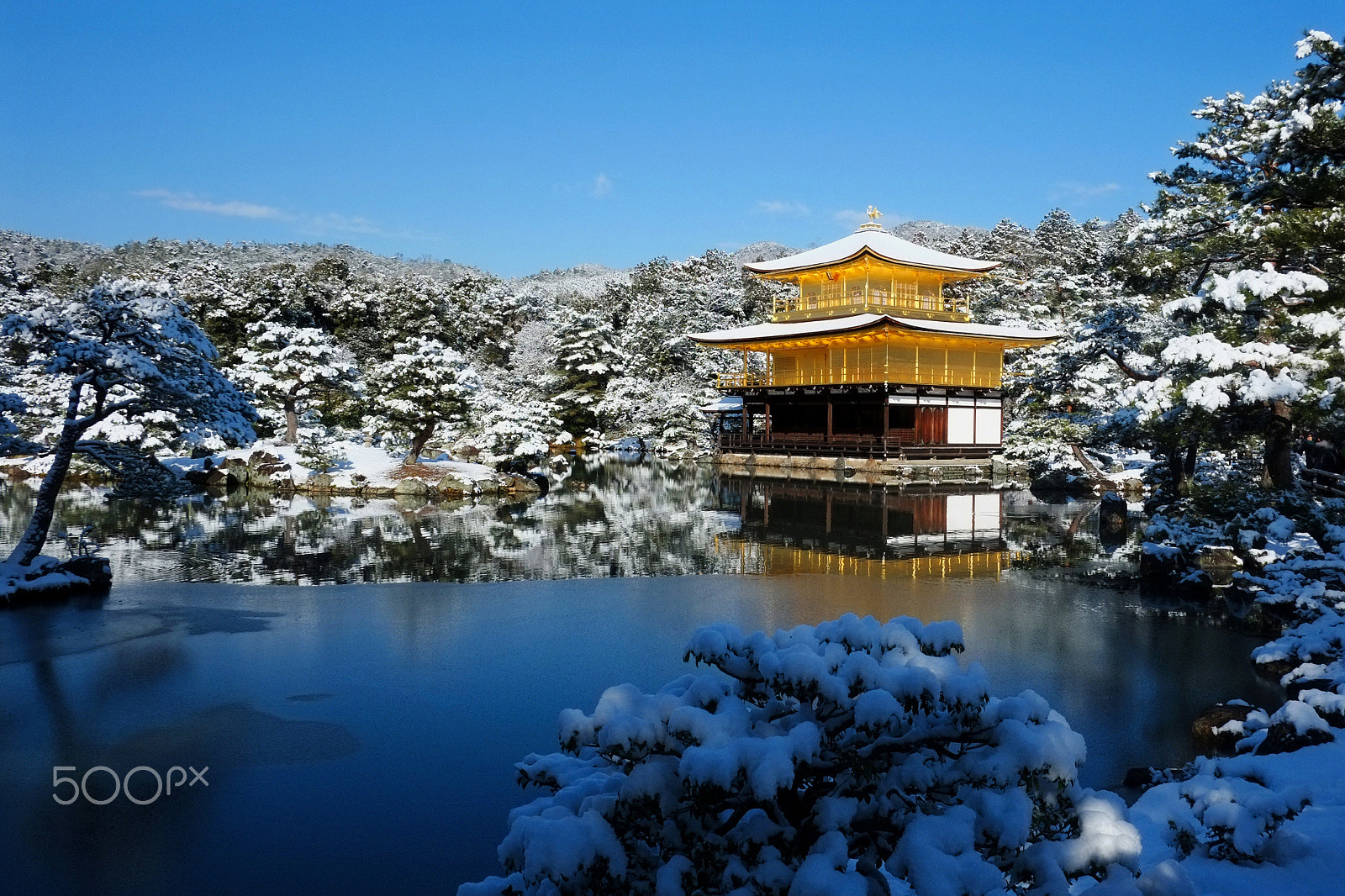 Fujifilm X-Pro1 + Fujifilm XF 18mm F2 R sample photo. Snow-covered golden pavilion temple photography