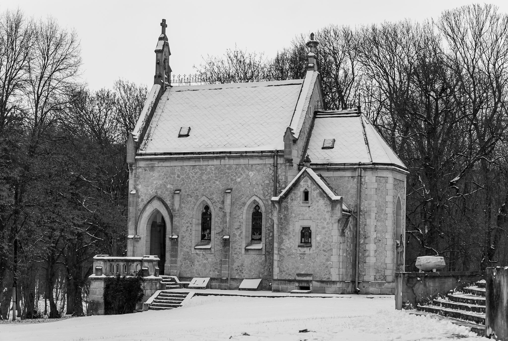 Pentax K200D + Pentax smc DA 50mm F1.8 sample photo. Old church photography