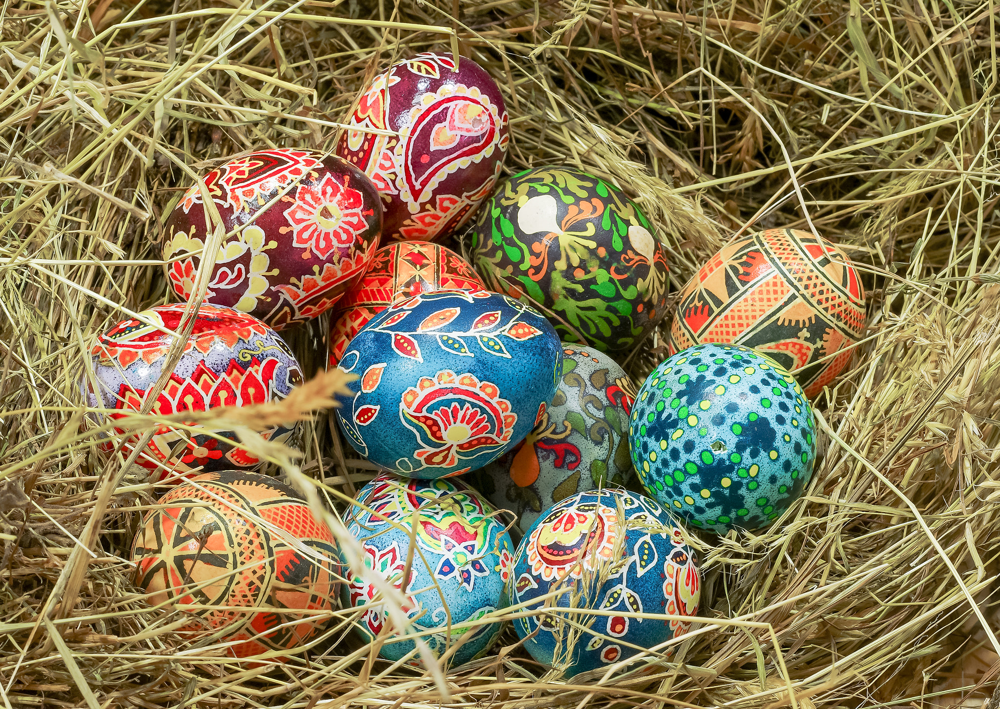 Pentax K200D sample photo. Ukrainian easter eggs on straw photography
