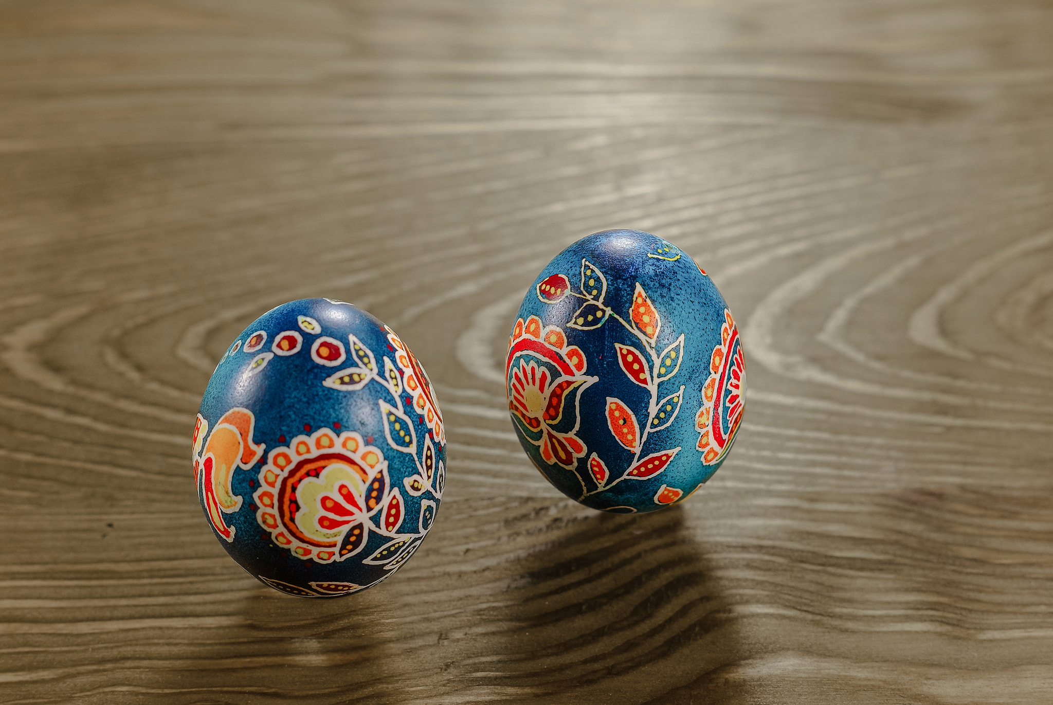 Pentax K200D sample photo. Easter egg on wood background photography