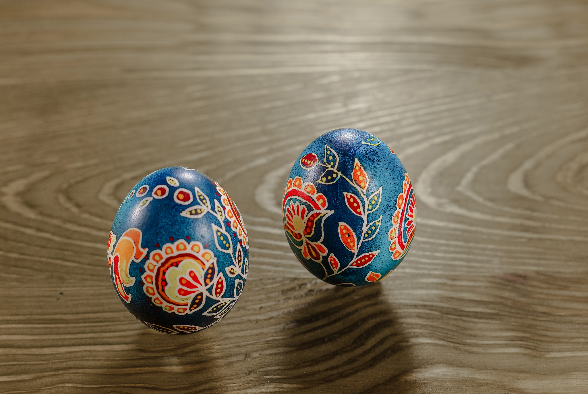 Pentax K200D + Pentax smc DA 50mm F1.8 sample photo. Easter egg on wood background photography