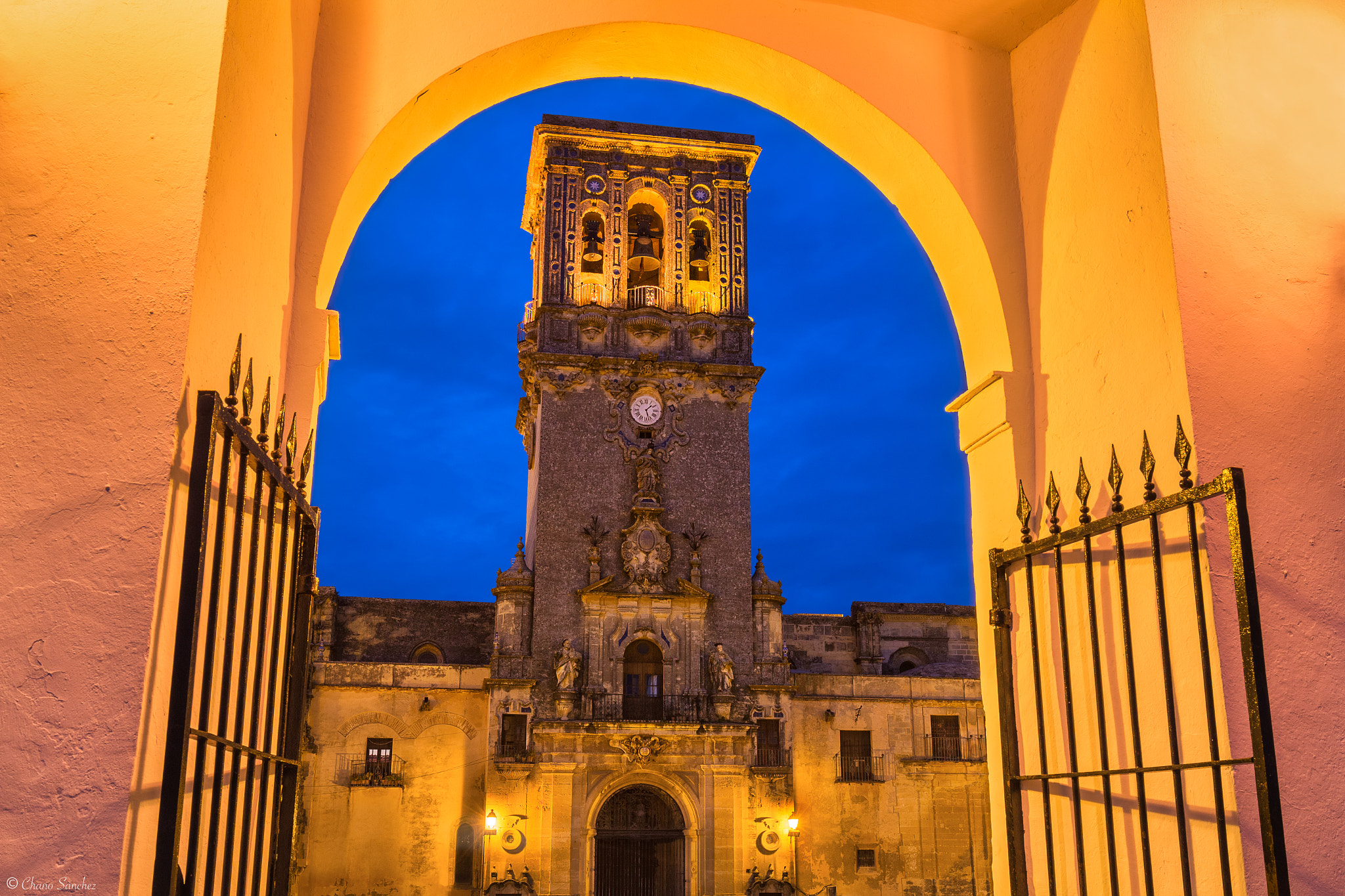 Canon EF 16-35mm F4L IS USM sample photo. Gate to the divine || arcos de la frontera photography