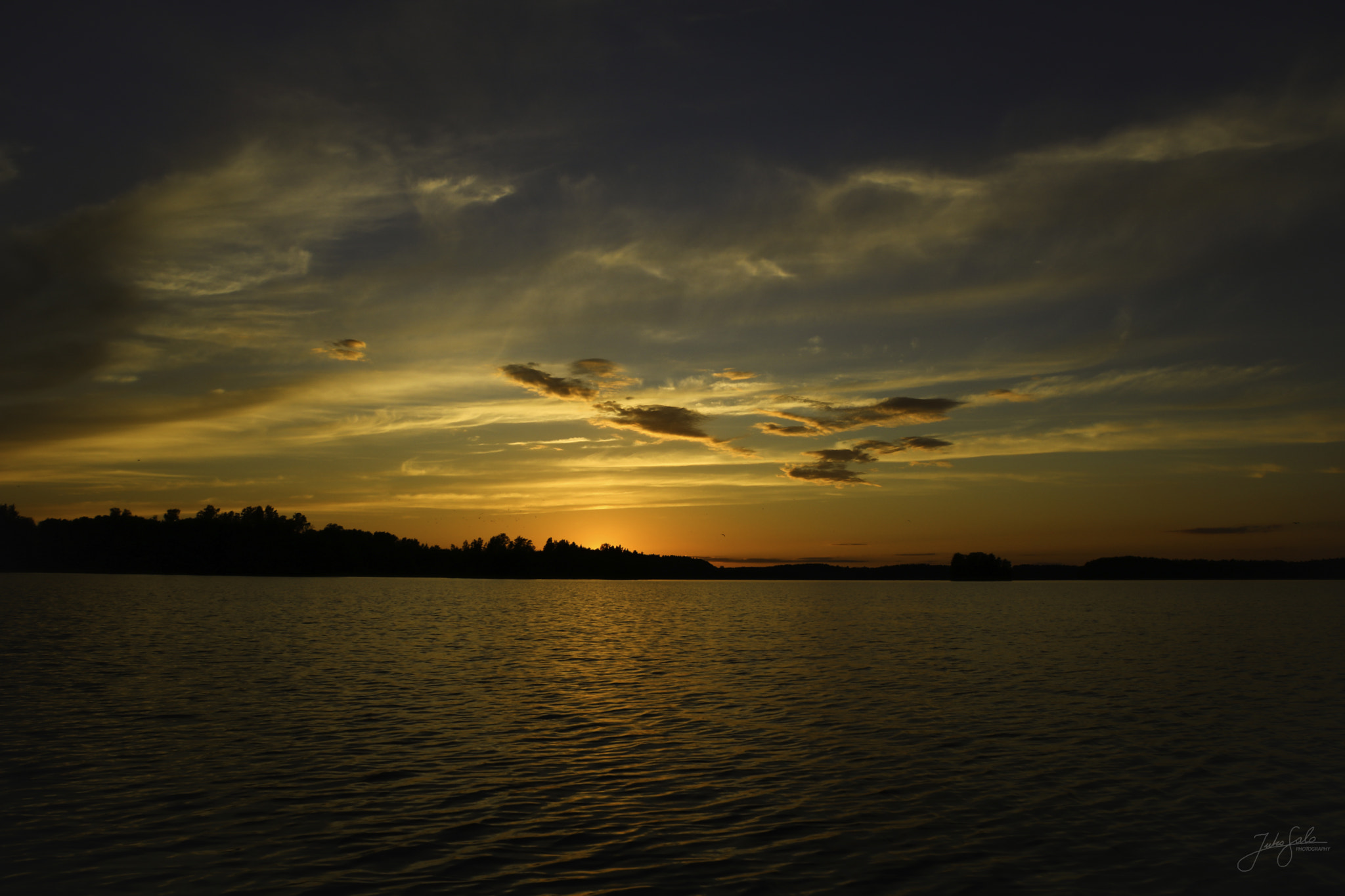 Canon EOS 760D (EOS Rebel T6s / EOS 8000D) + Canon EF 75-300mm F4.0-5.6 IS USM sample photo. Late sunset on a lake. photography