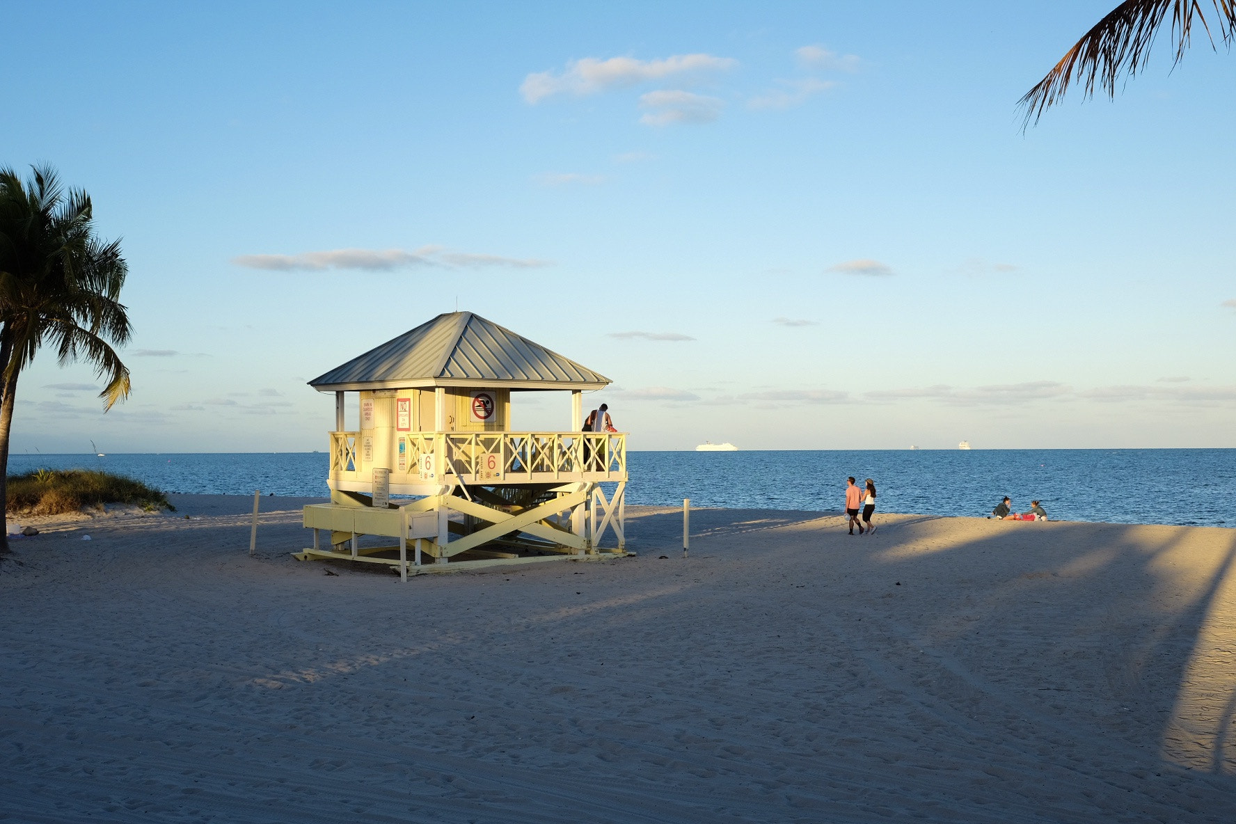 Fujifilm X-T10 + Fujifilm XF 27mm F2.8 sample photo. Crandon park beach, key biscayne, fl. photography