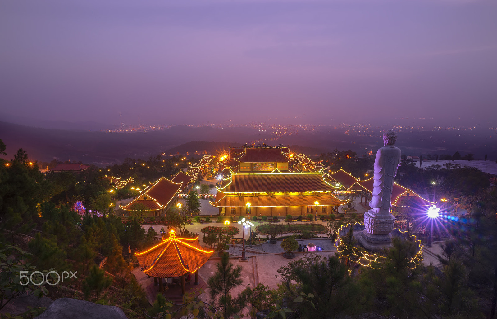 Sony a7 sample photo. A night in ba vàng temple photography