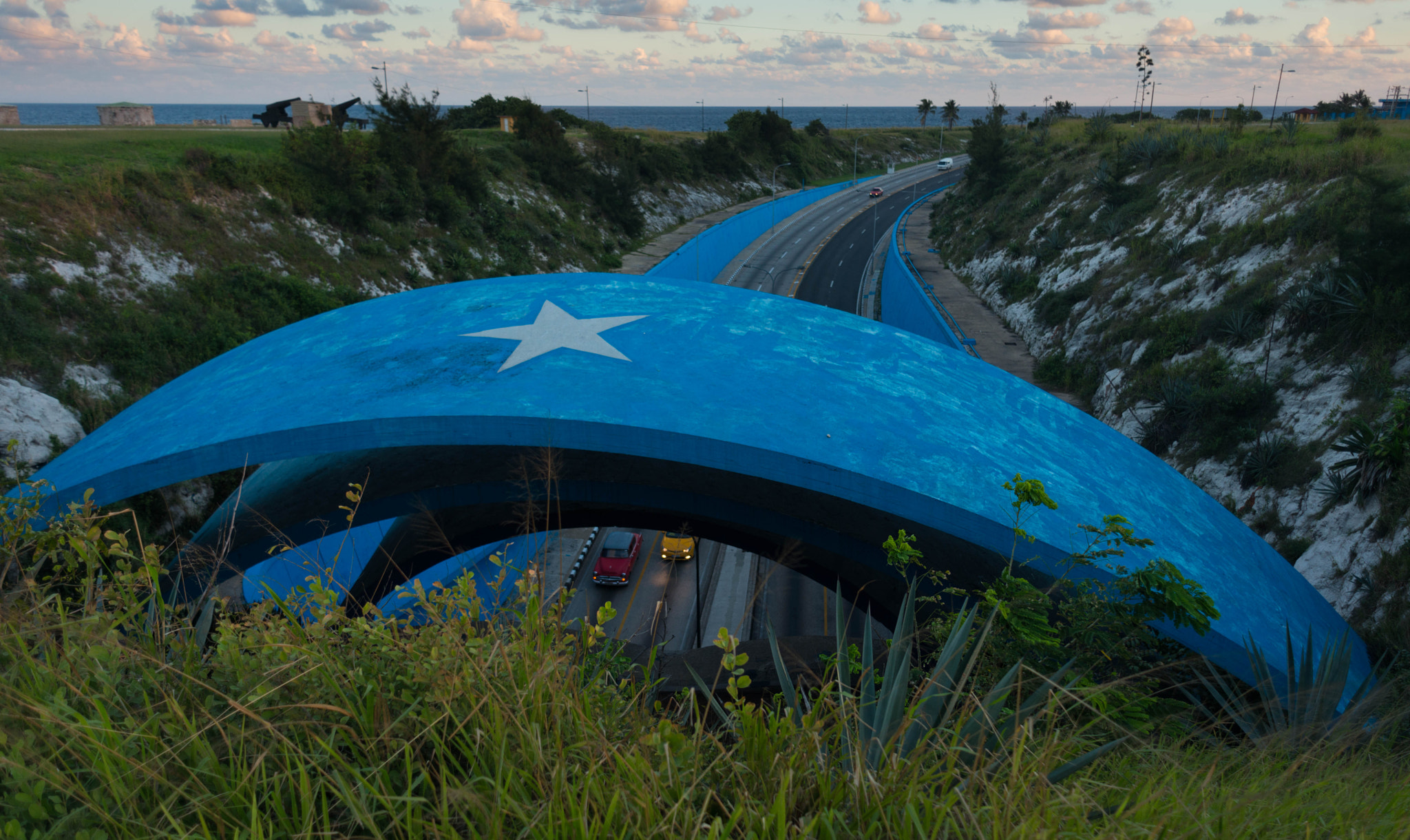 Nikon AF Nikkor 24mm F2.8D sample photo. Cuban classic cars racing through motorway photography