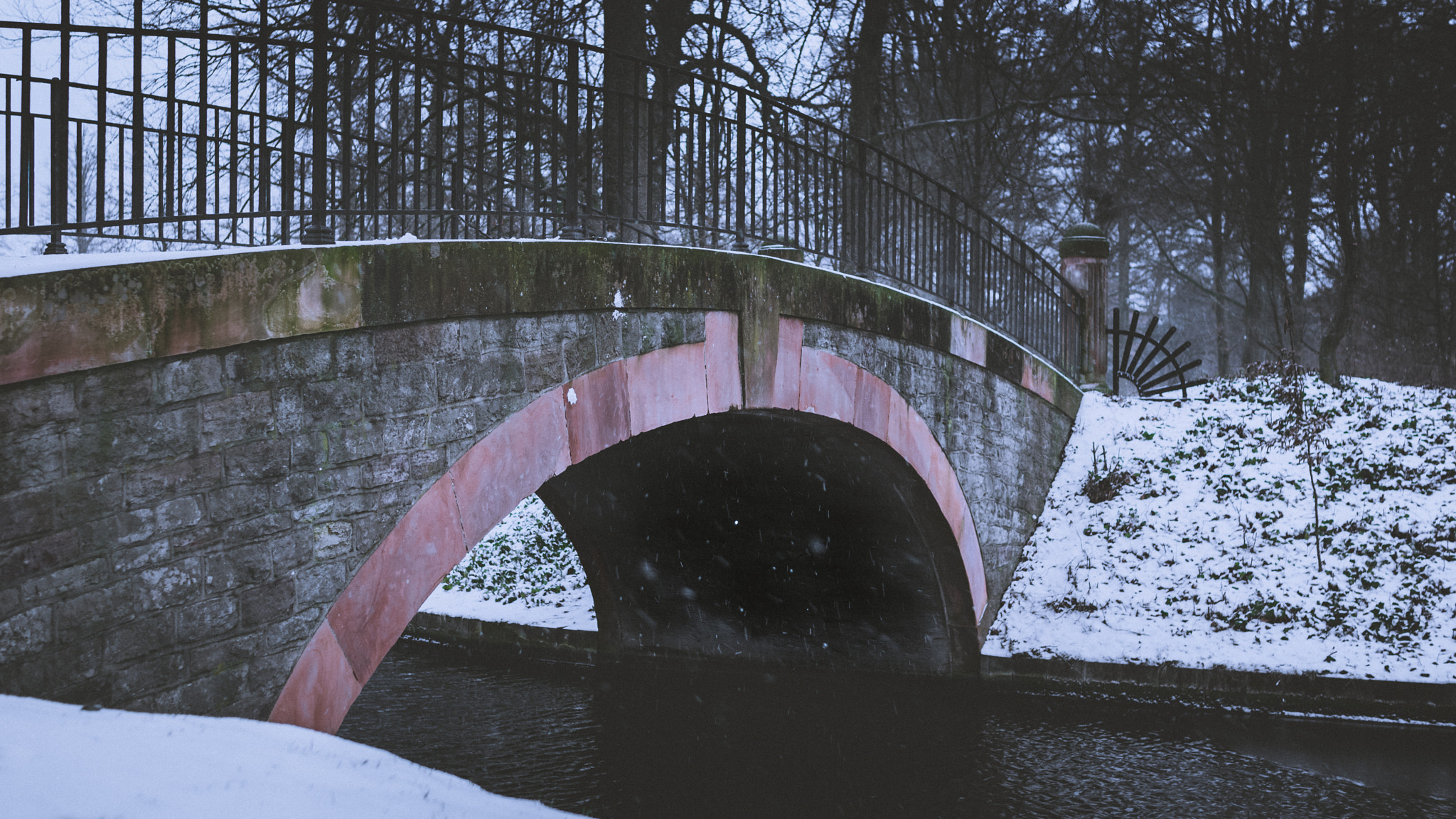 Nikon D5300 + AF-S DX Zoom-Nikkor 18-55mm f/3.5-5.6G ED sample photo. Small bridge in winter photography