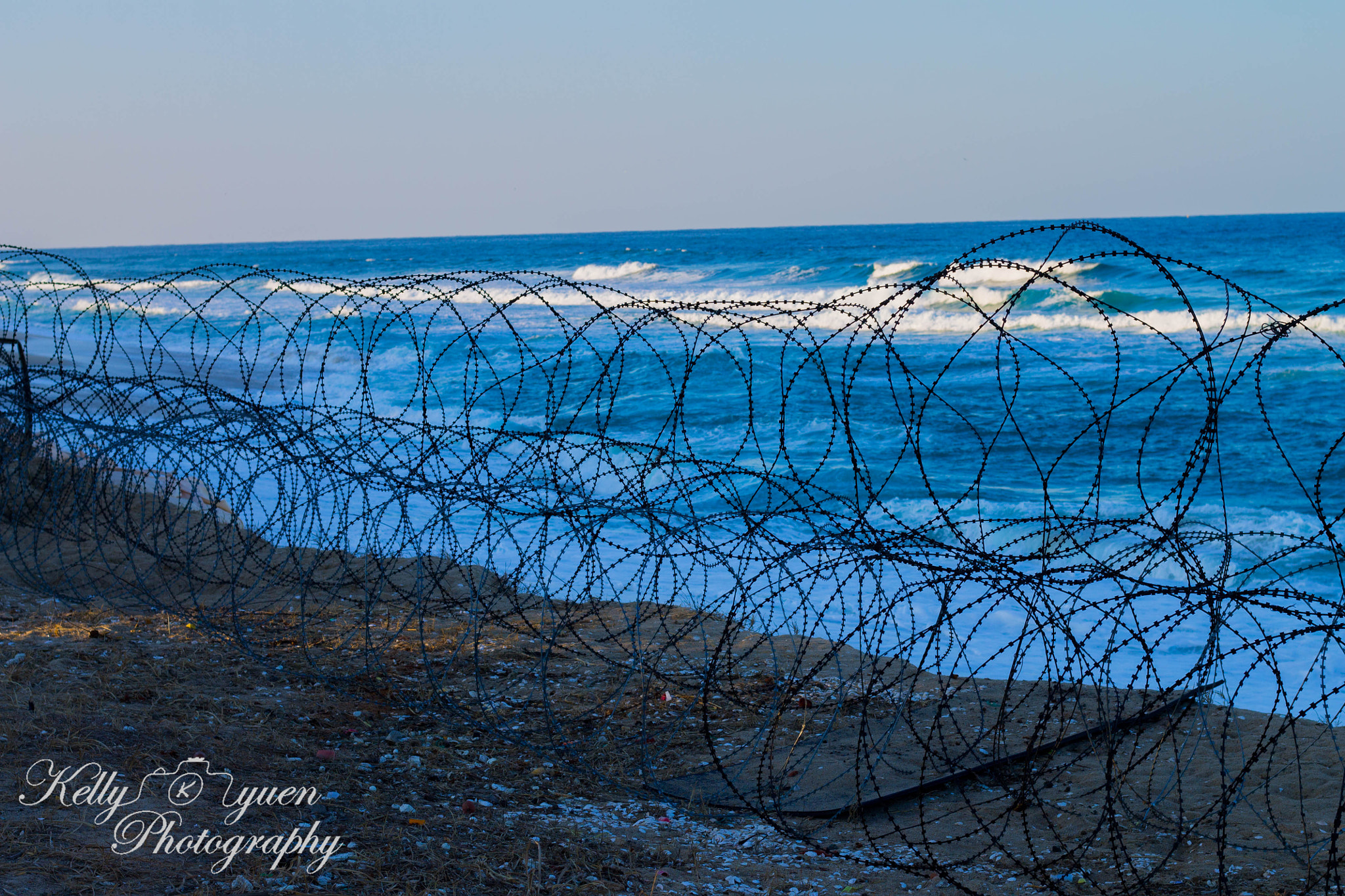 Canon EOS 1100D (EOS Rebel T3 / EOS Kiss X50) sample photo. Barbed wire. protecting a stretch of beach! south korea. east coast. photography