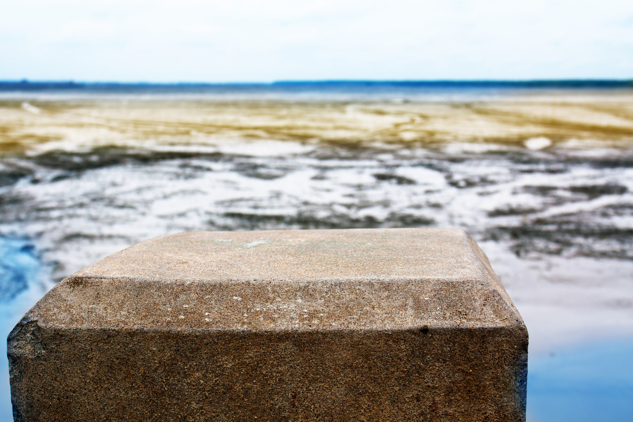 Canon EOS 50D + Canon EF 17-40mm F4L USM sample photo. Empty concrete bar into natural sea photography