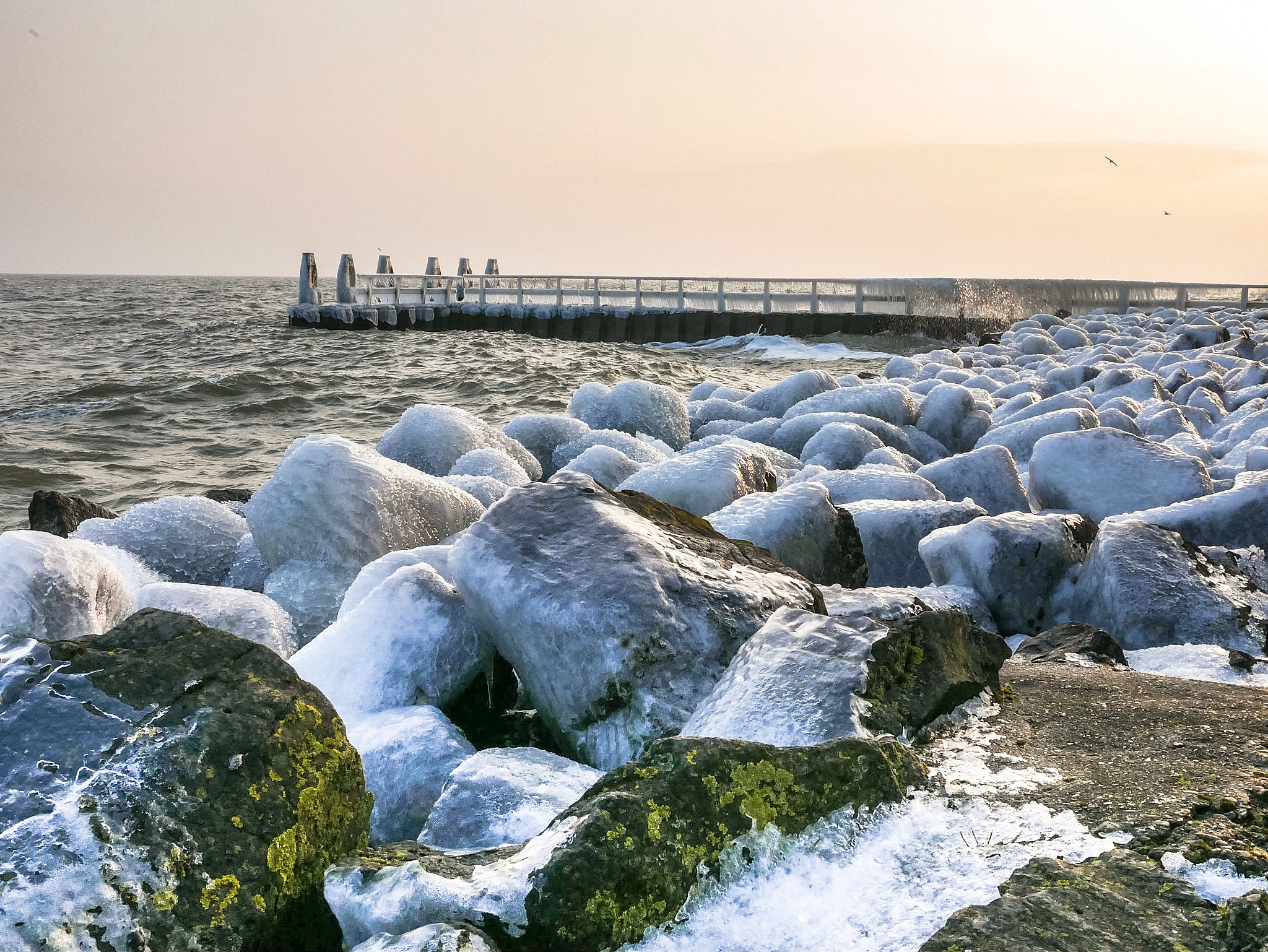 Panasonic Lumix DMC-G7 sample photo. Lake ijselmeer, frozen rocks at the afsluitdijk. photography