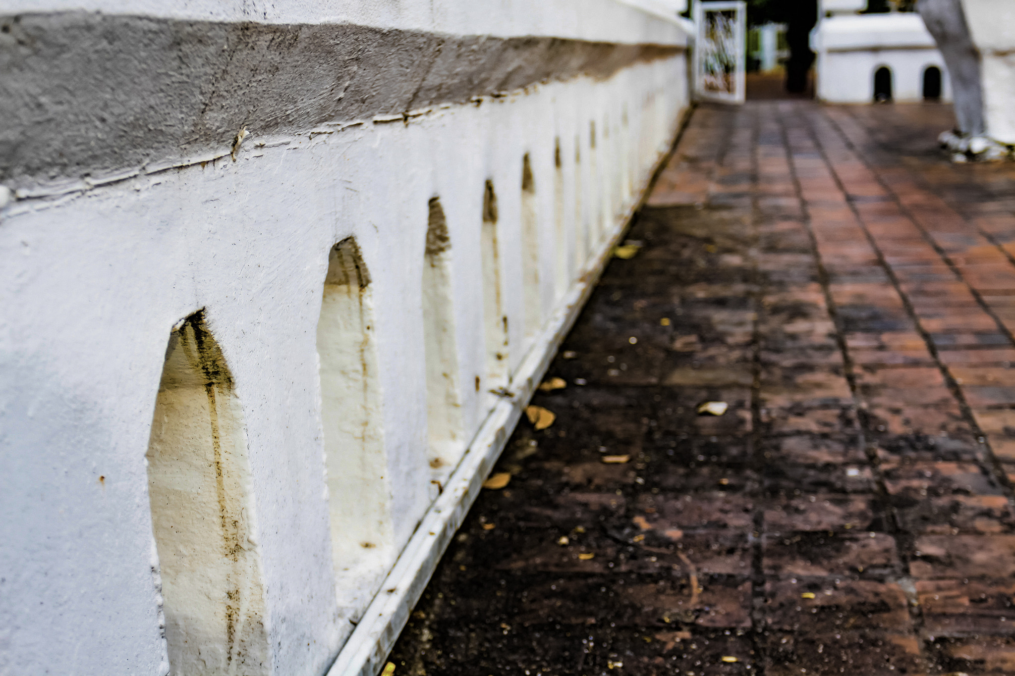 Canon EOS 50D + Canon EF 17-40mm F4L USM sample photo. White building wall ans old floor texture photography