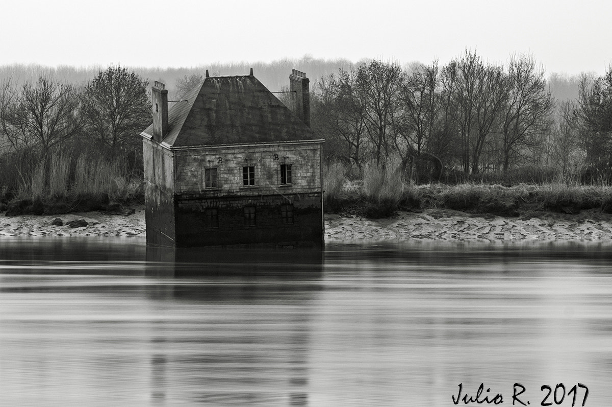Nikon AF-S Nikkor 70-200mm F2.8G ED VR II sample photo. "la maison dans la loire" photography