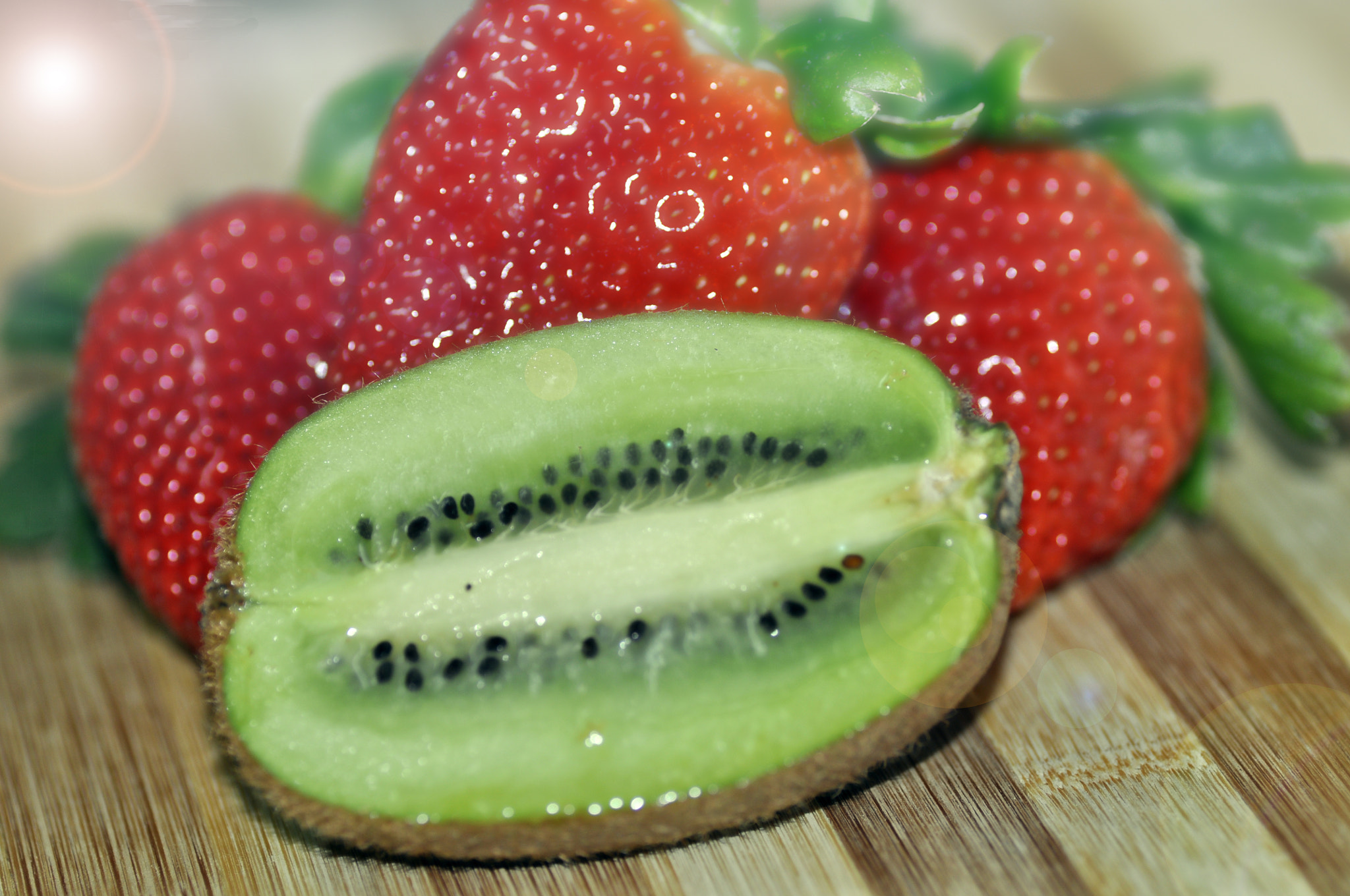 Nikon D5000 sample photo. Kiwi & strawberries photography