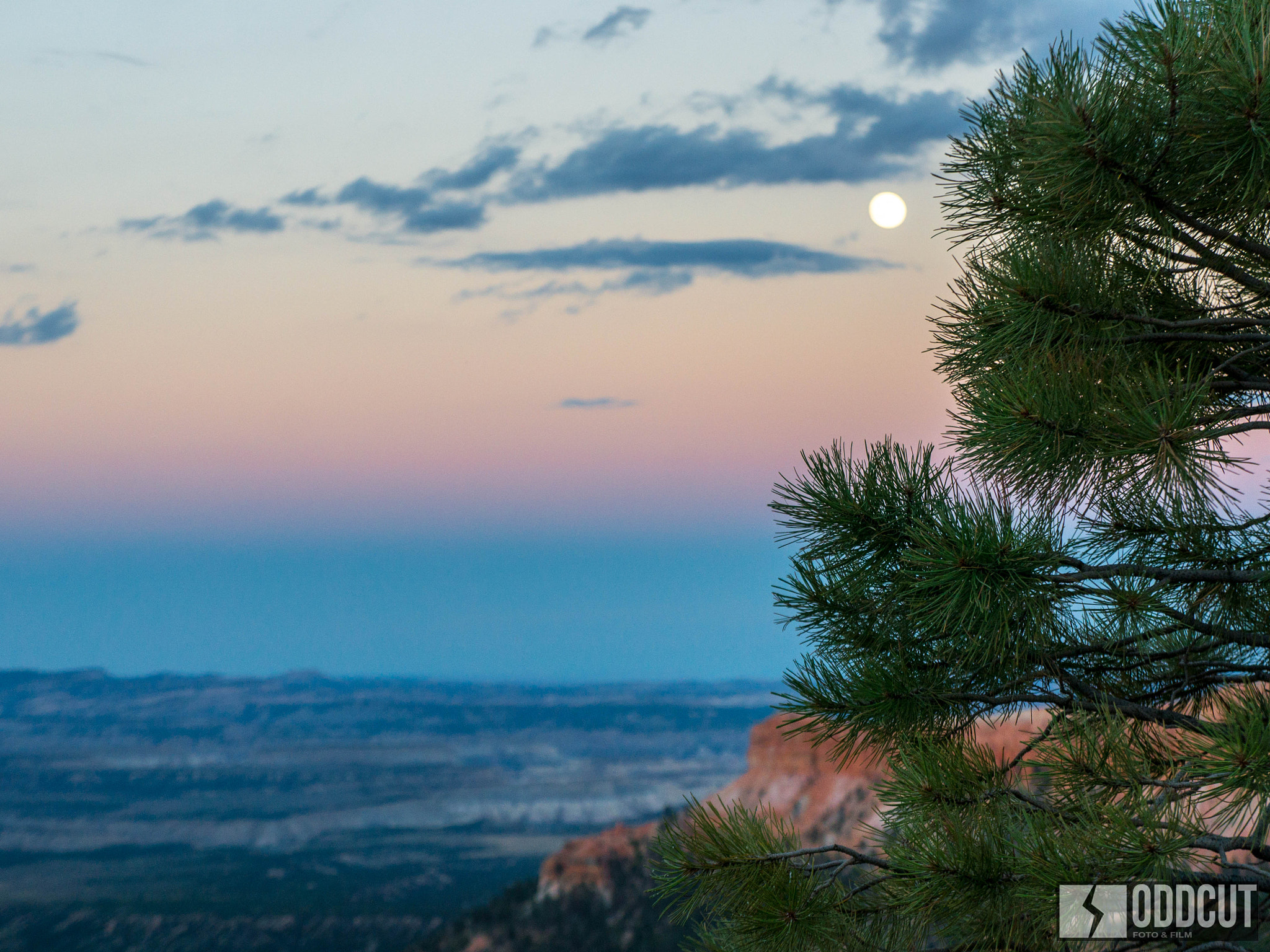 Sony Alpha NEX-5R + Sony E 18-55mm F3.5-5.6 OSS sample photo. Twilight in bryce canyon photography