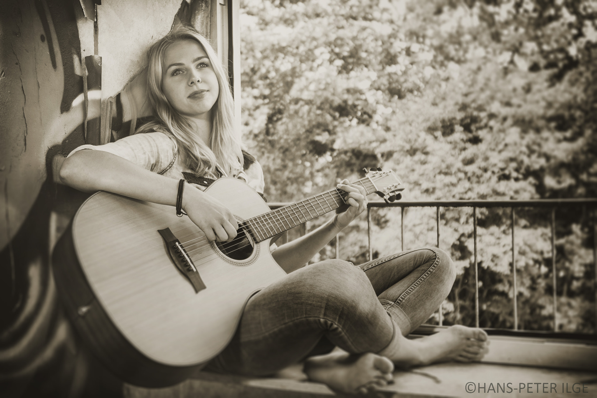 Canon EF 24-70mm F2.8L USM sample photo. Playing love songs photography