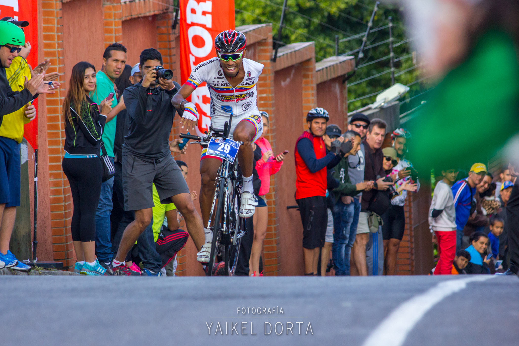Canon EF 70-300mm F4-5.6 IS USM sample photo. Gatorade caracas bici rock 2017 photography