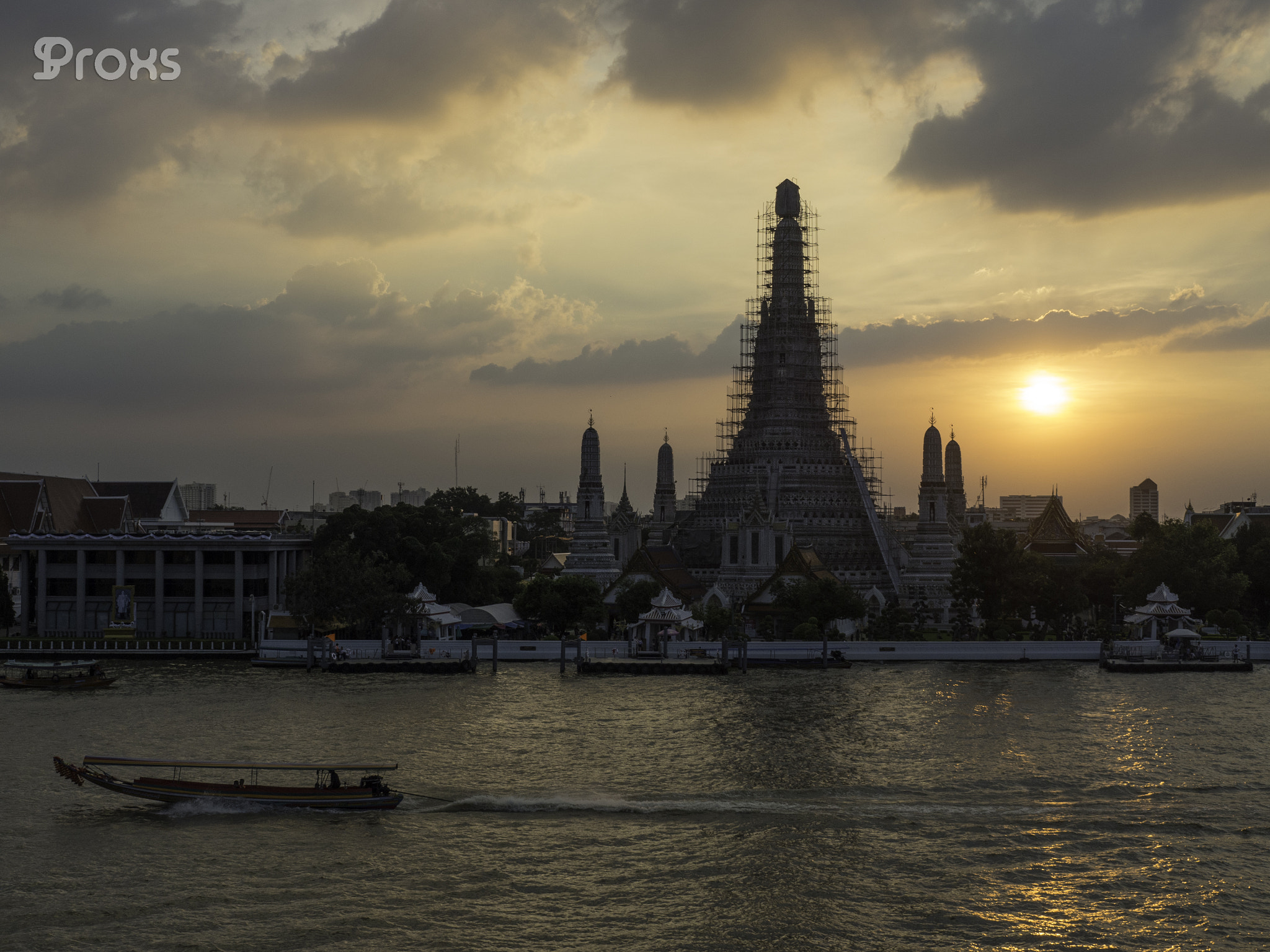 OLYMPUS M.14-150mm F4.0-5.6 II sample photo. Sunset over wat arun photography