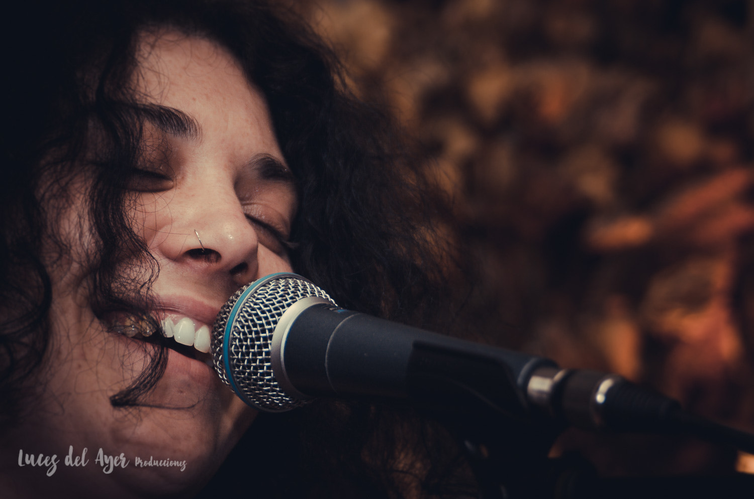 AF Zoom-Nikkor 28-105mm f/3.5-4.5D IF sample photo. "animal jane" band in concert photography