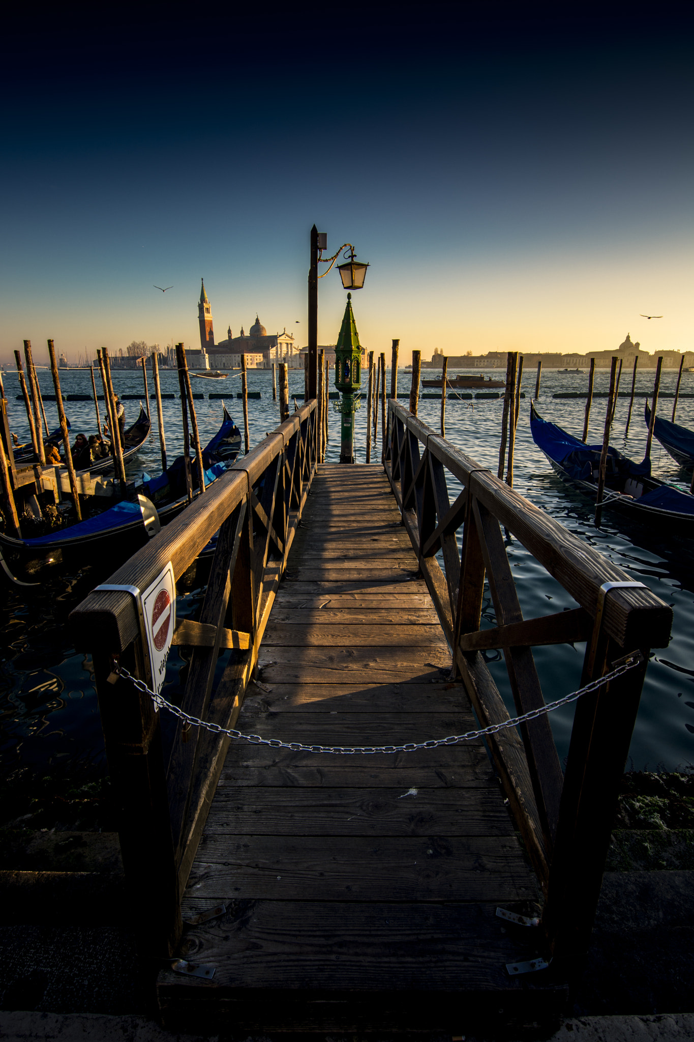 Nikon D7100 + Tokina AT-X 11-20 F2.8 PRO DX (AF 11-20mm f/2.8) sample photo. Last lights of the lagoon photography