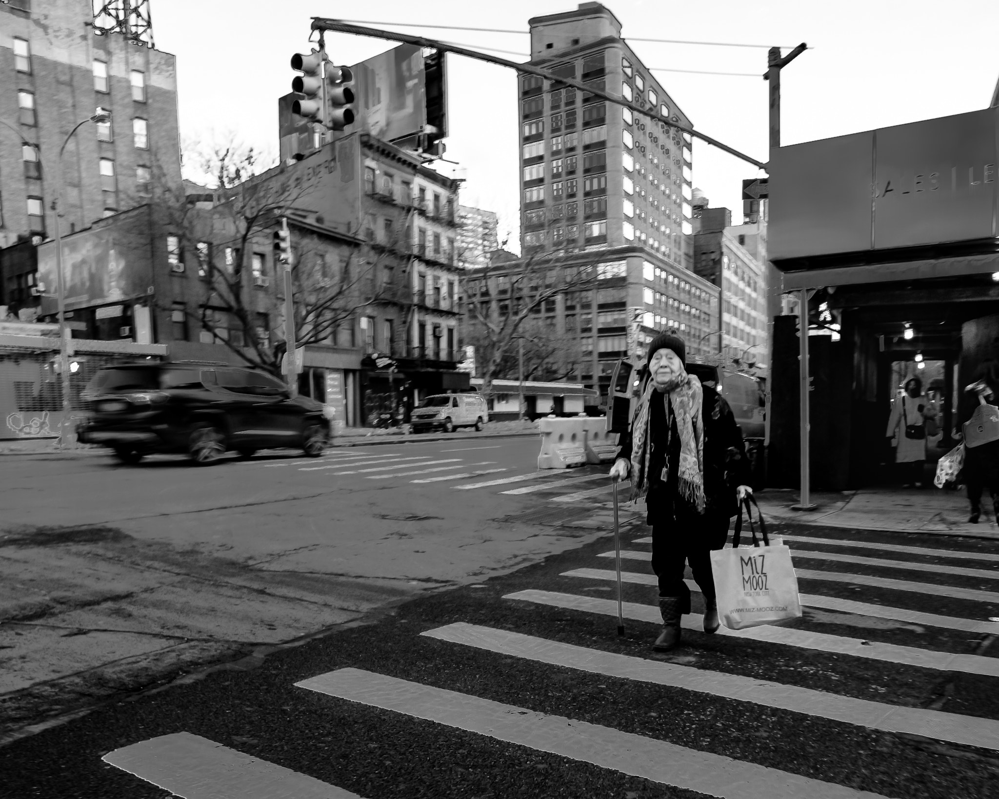 Nikon AF-S Nikkor 17-35mm F2.8D ED-IF sample photo. Nyc: crossing east 4t street photography
