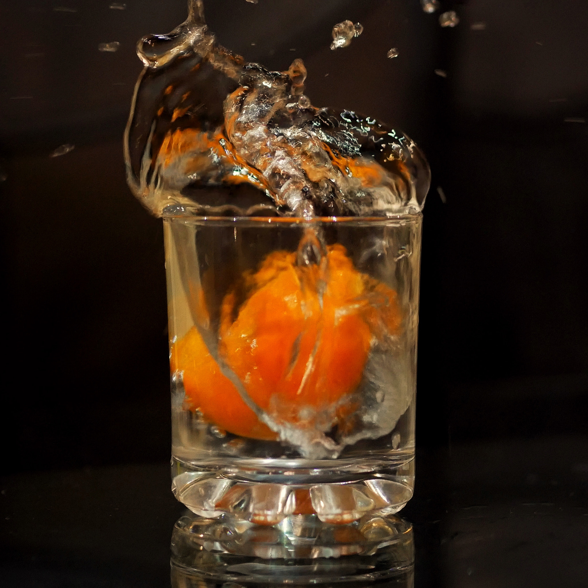 Panasonic Lumix DMC-GX85 (Lumix DMC-GX80 / Lumix DMC-GX7 Mark II) sample photo. Orange dropping in a glass of water/cocktail photography