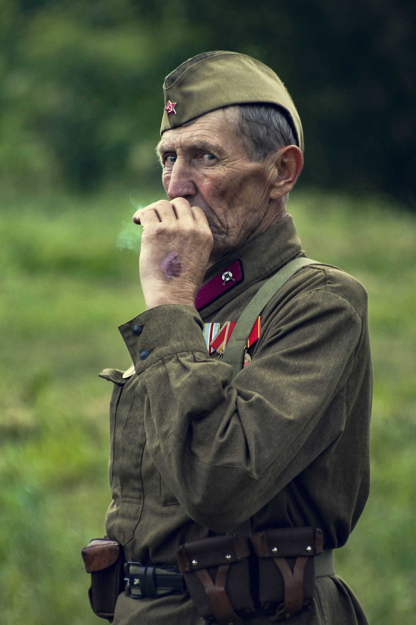 Canon EOS 1100D (EOS Rebel T3 / EOS Kiss X50) + Canon EF 100-200mm f/4.5A sample photo. The last soviet soldier photography