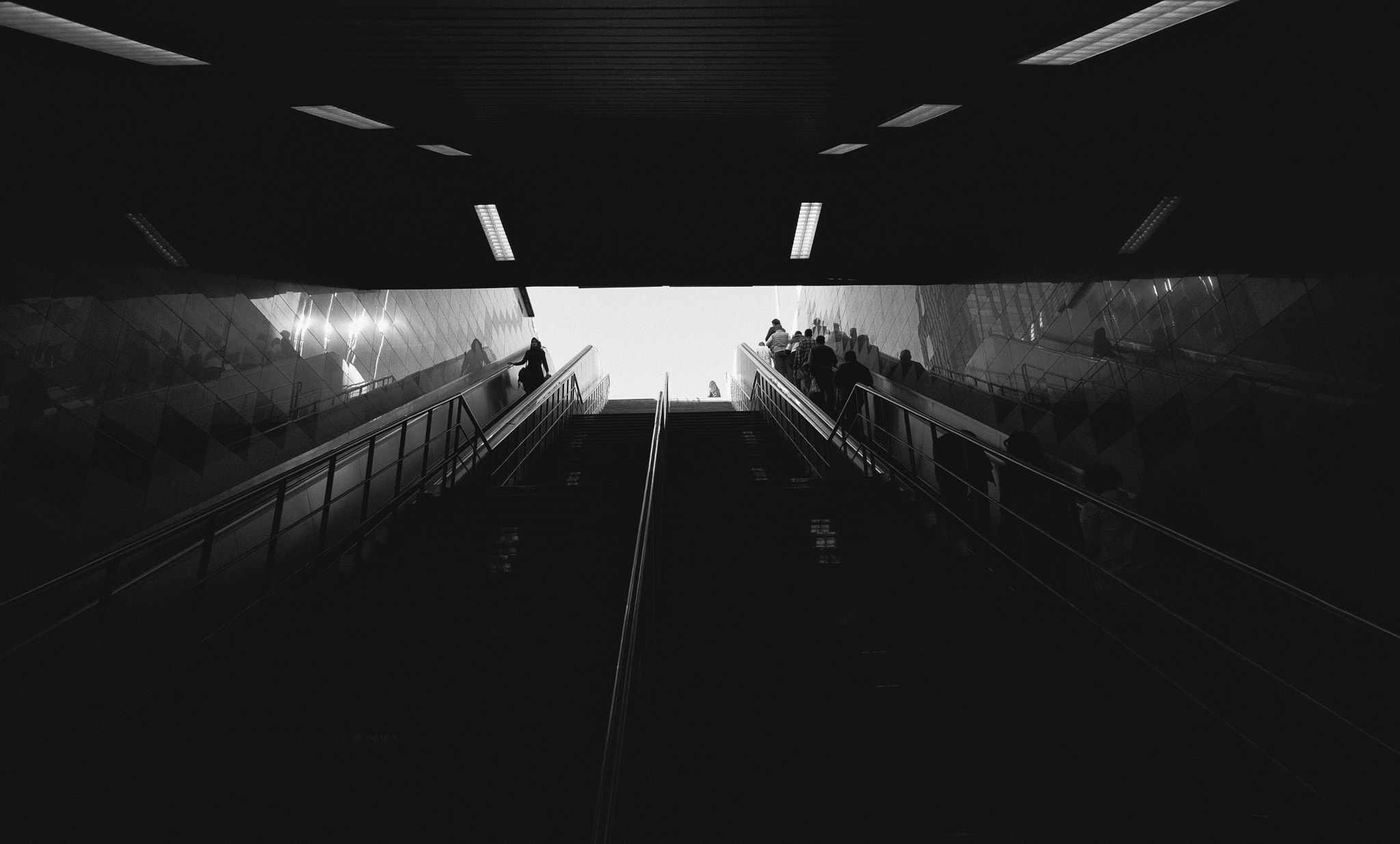 Fujifilm XF 14mm F2.8 R sample photo. People at the subway entrance photography