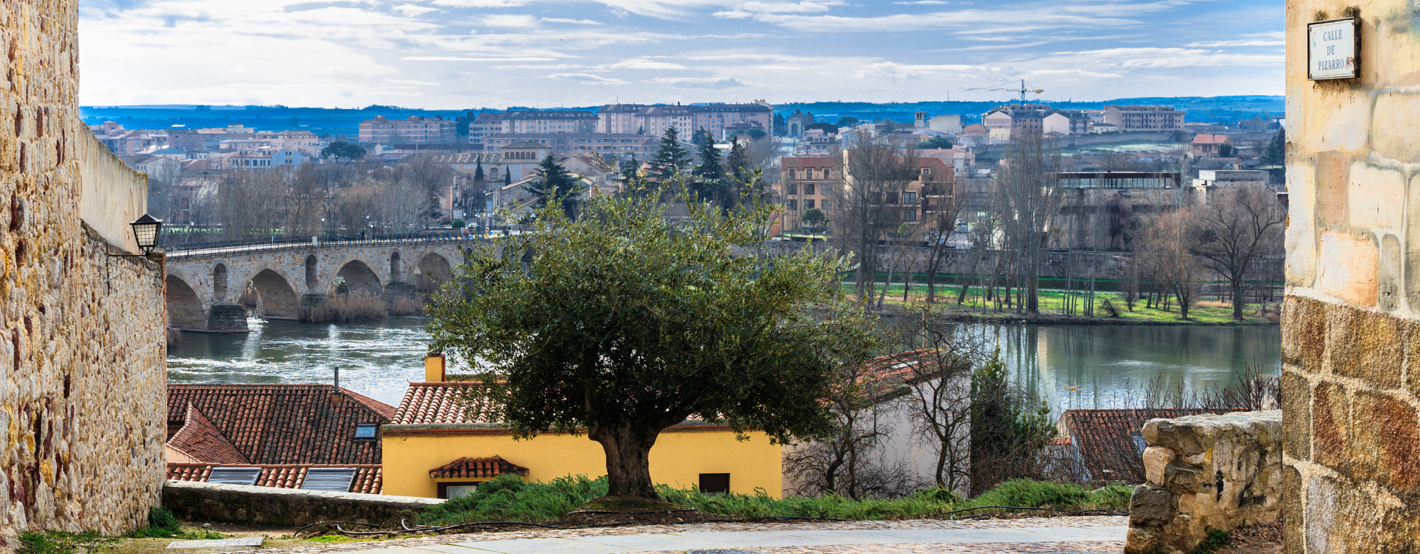 Canon EOS 5DS R + Canon EF 35mm F1.4L II USM sample photo. Vista puente y rio de zamora photography