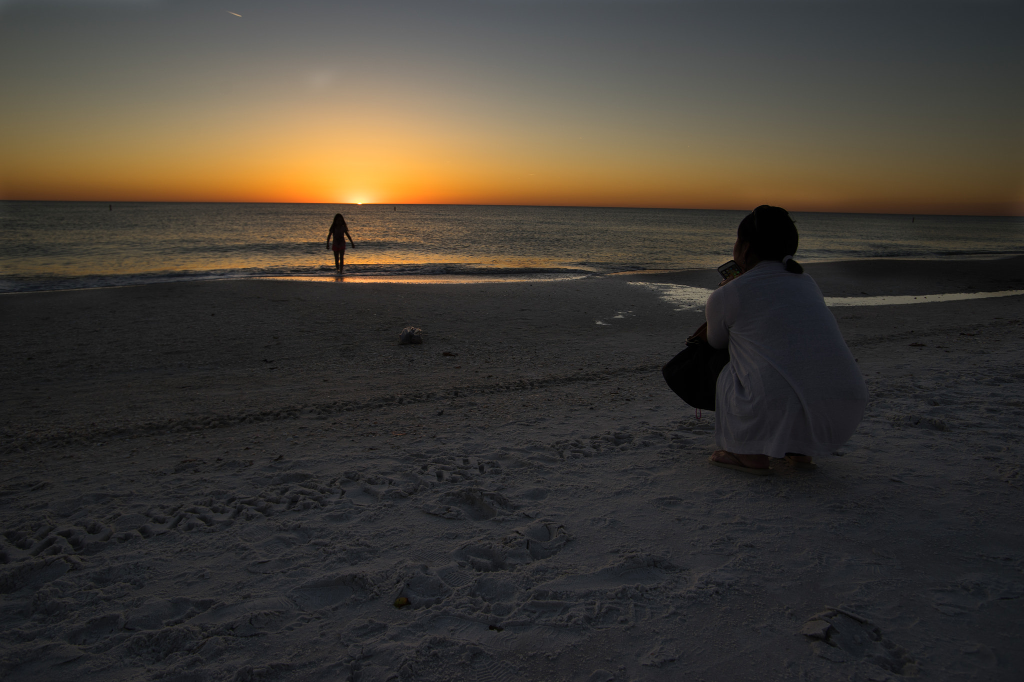 Sony a7 + Minolta AF 17-35mm F2.8-4 (D) sample photo. Mother daughter at sunset photography