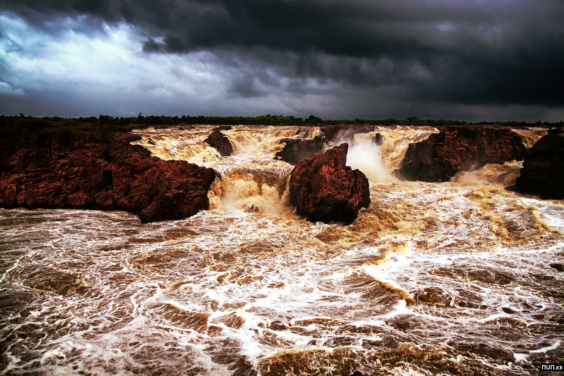 Canon EF-S 17-55mm F2.8 IS USM sample photo. India, khajuraho, raneh fall. photography