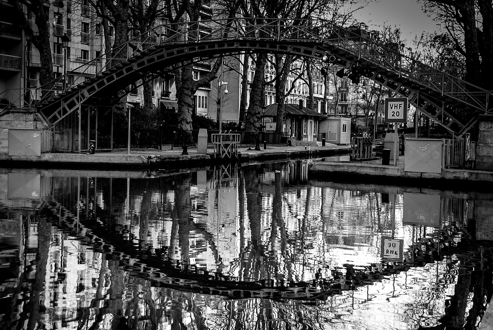 Pentax K10D sample photo. Fin journée sur le canal saint-martin (paris)... photography