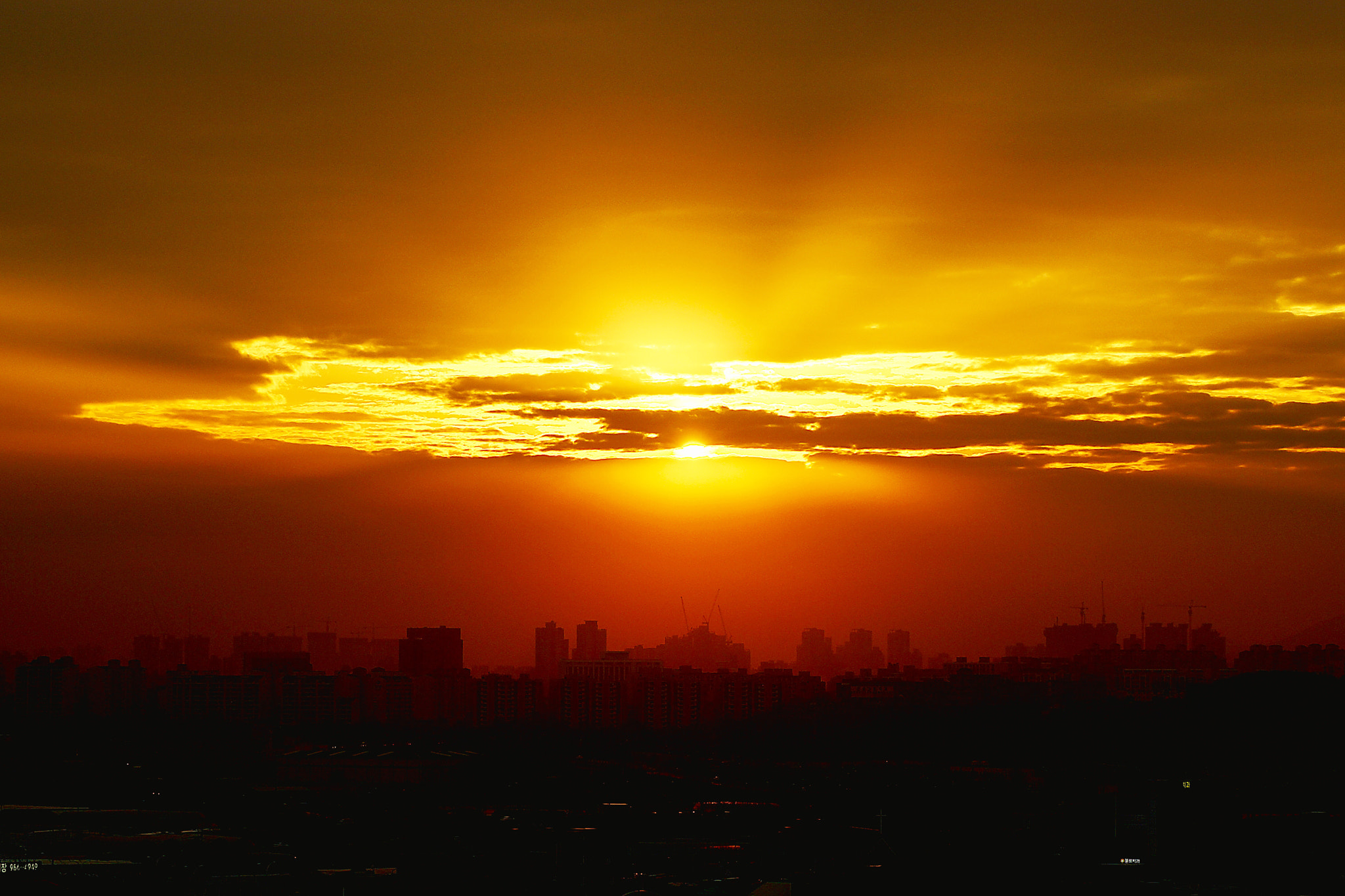 Sony SLT-A77 + Minolta/Sony AF 70-200mm F2.8 G sample photo. Sunset of the city photography