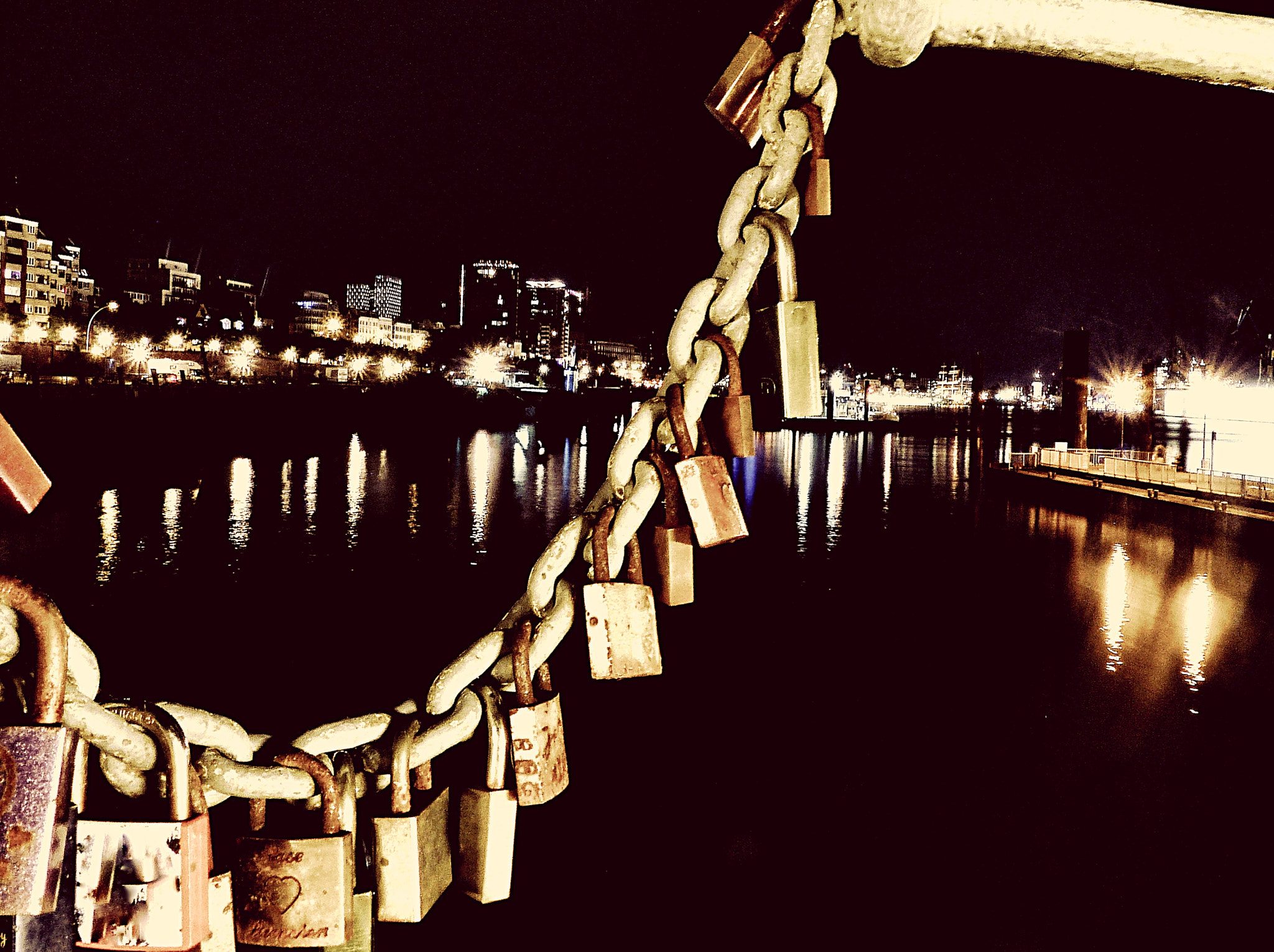 Leica V-Lux 3 sample photo. Night lights photography