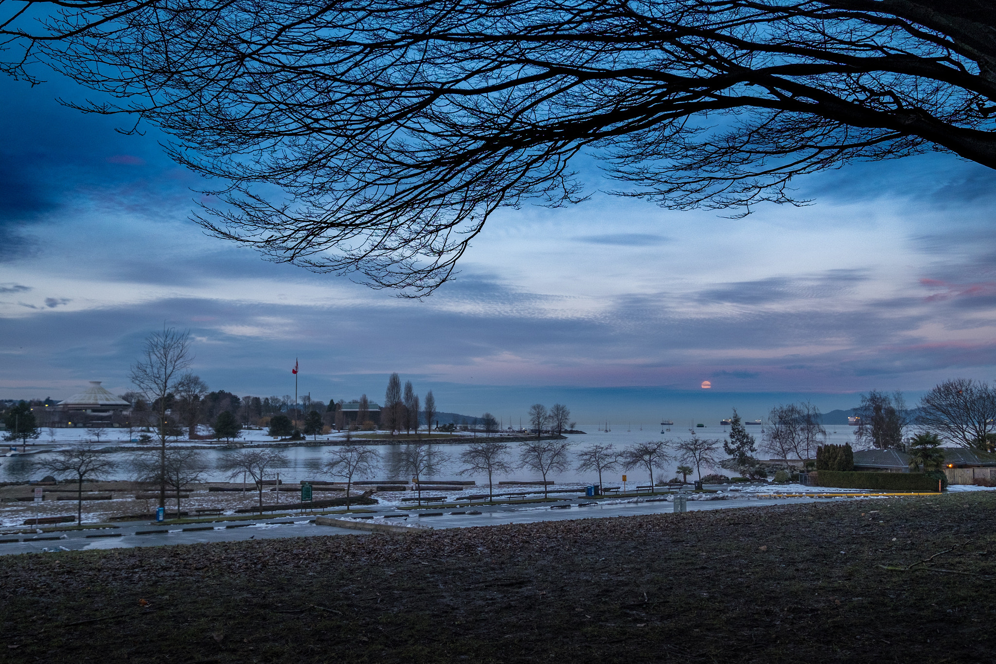 Fujifilm X-E2S + Fujifilm XF 10-24mm F4 R OIS sample photo. Moon setting over english bay photography