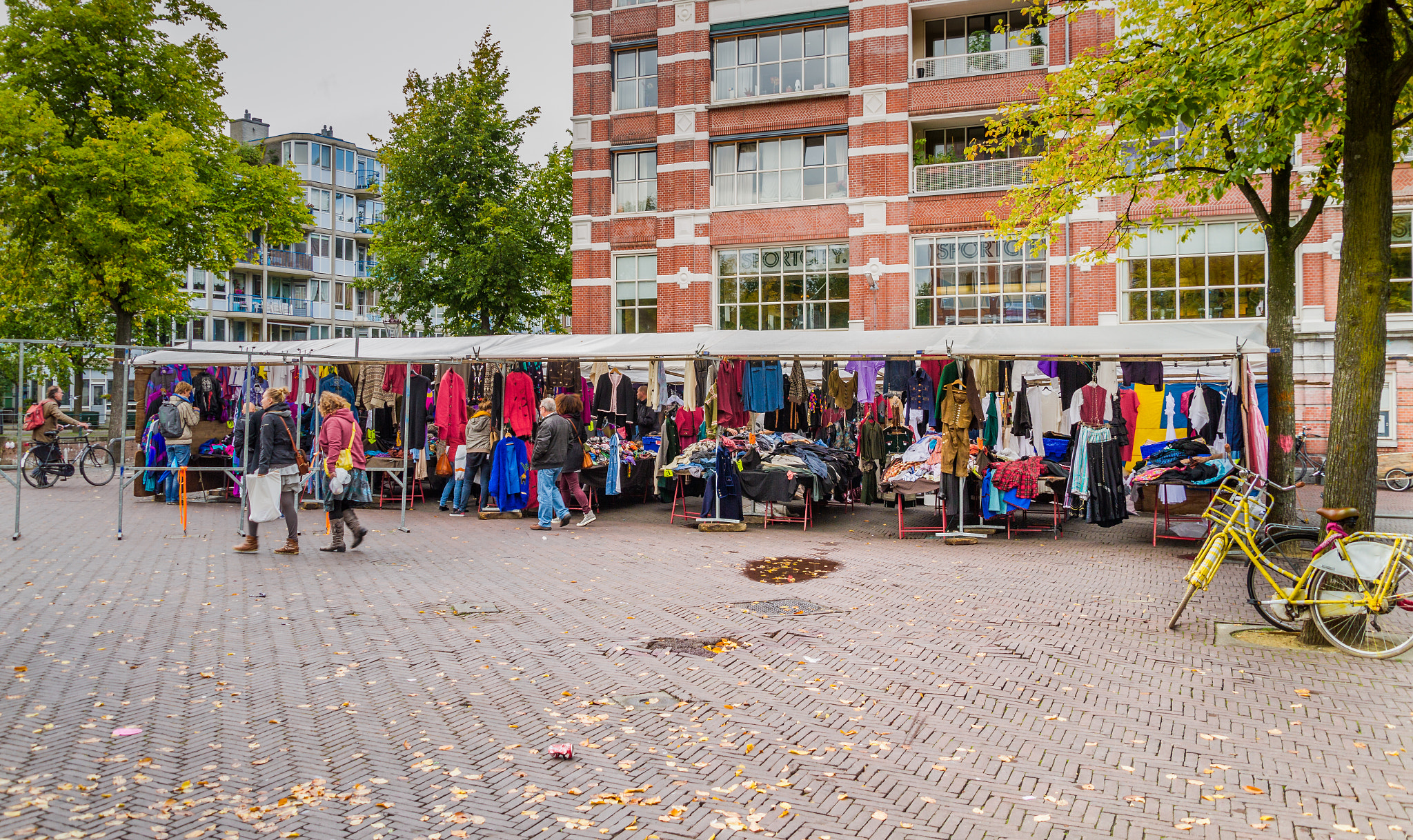 Canon EOS 7D + Sigma 18-200mm f/3.5-6.3 DC OS sample photo. Amsterdam: waterlooplein second hand clothes market photography