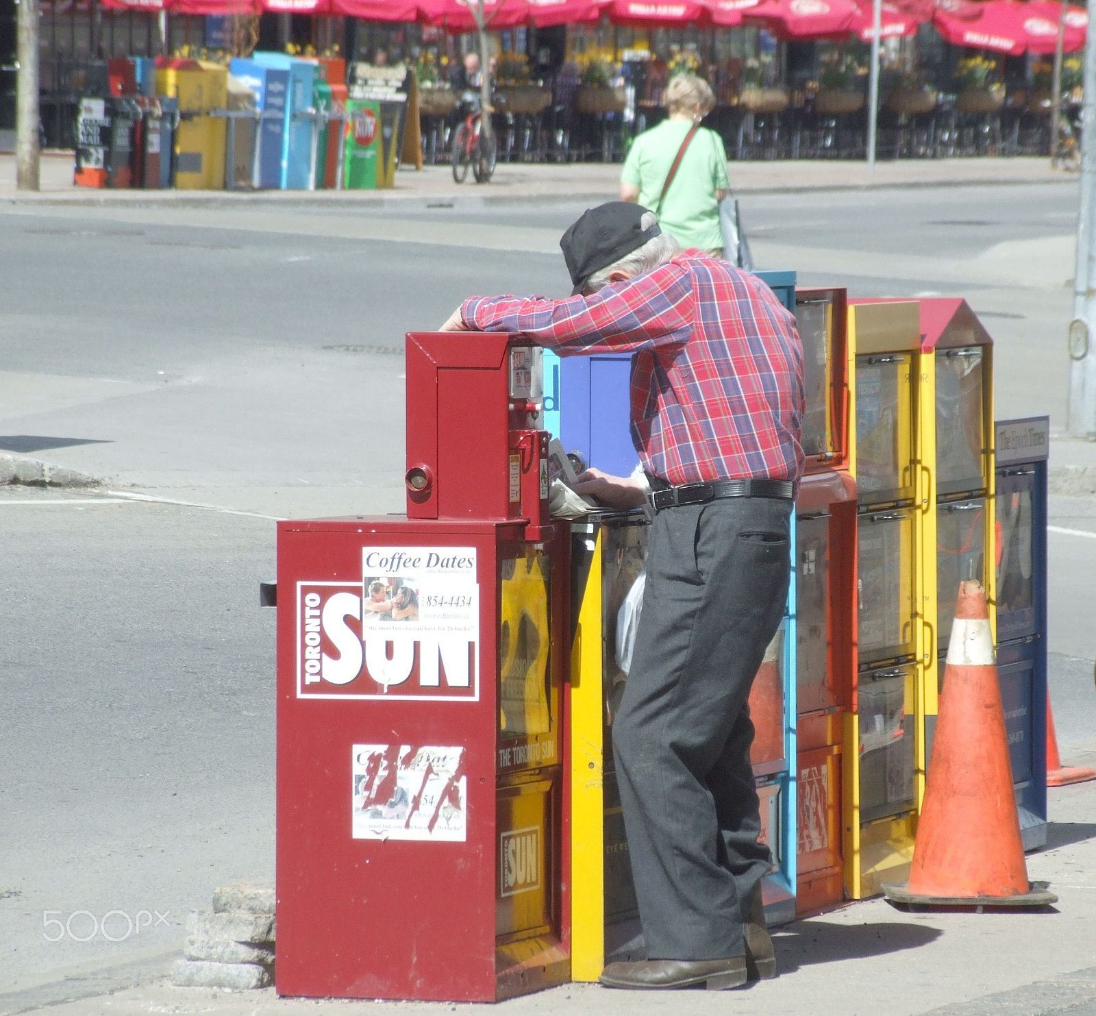 Fujifilm FinePix S9000 sample photo. News reader photography