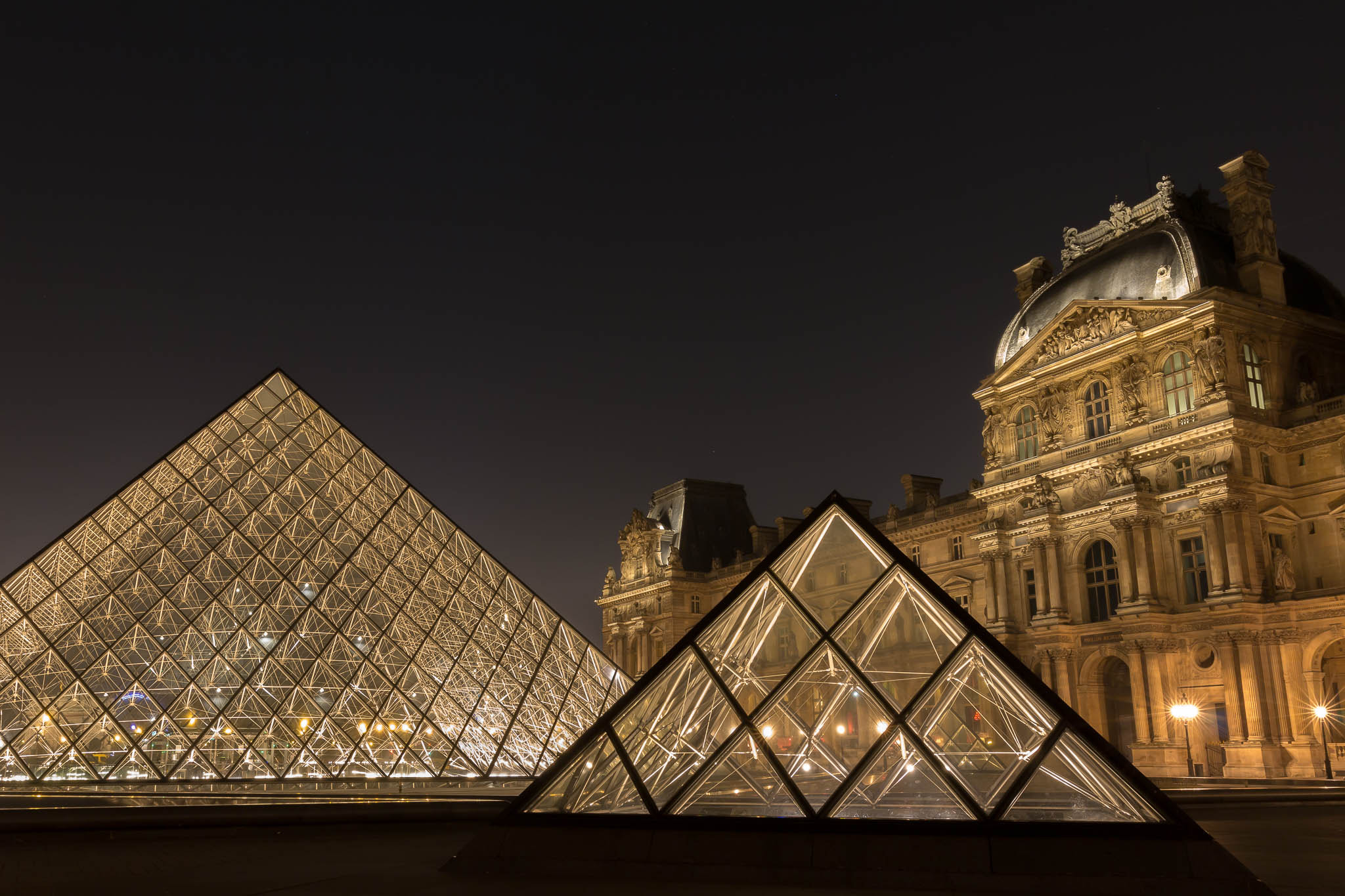 Canon EOS 70D + Canon EF 16-35mm F4L IS USM sample photo. Pyramide du louvre photography
